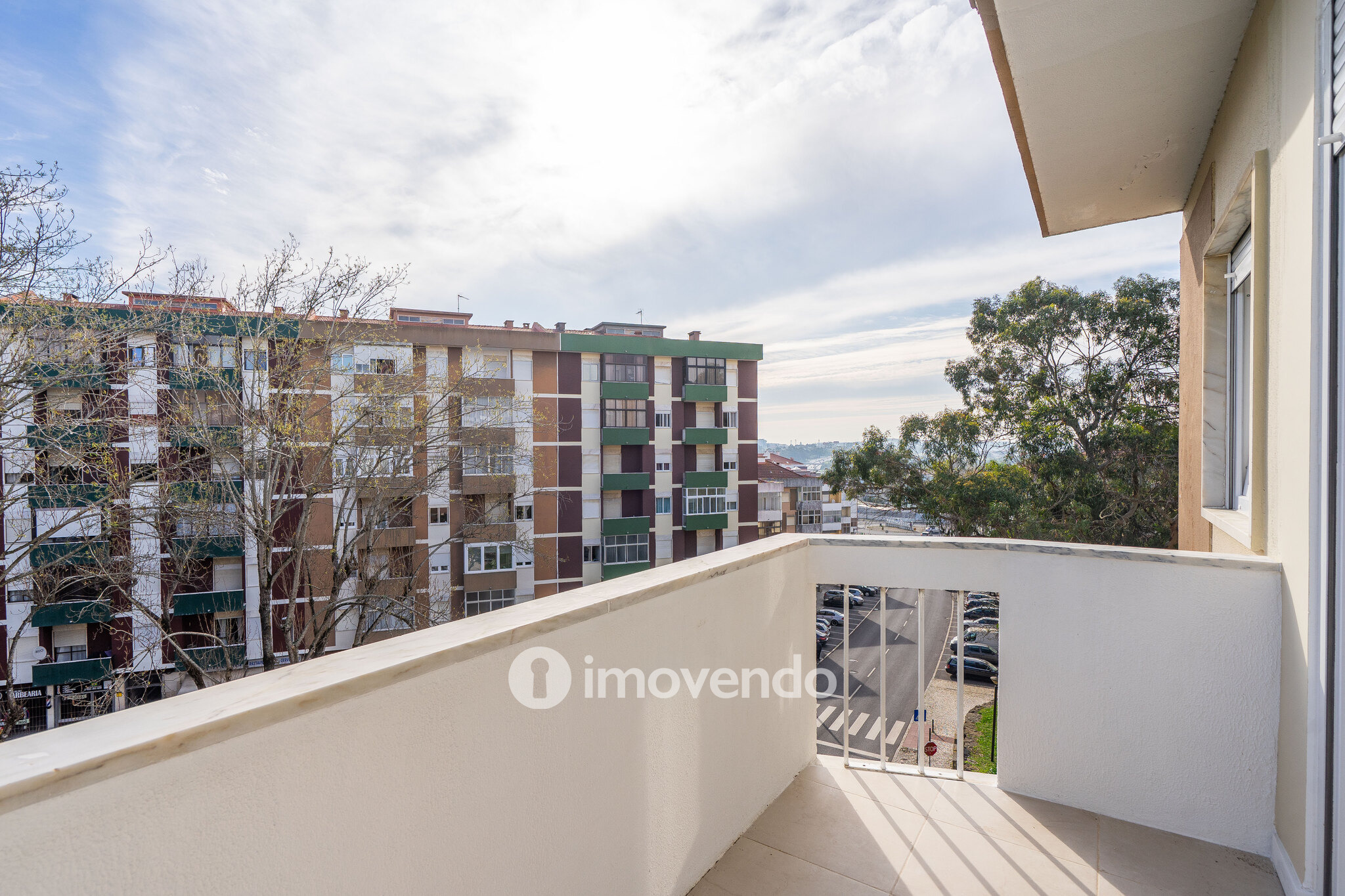 Apartamento T3 remodelado, com cozinha equipada, na Serra das Minas