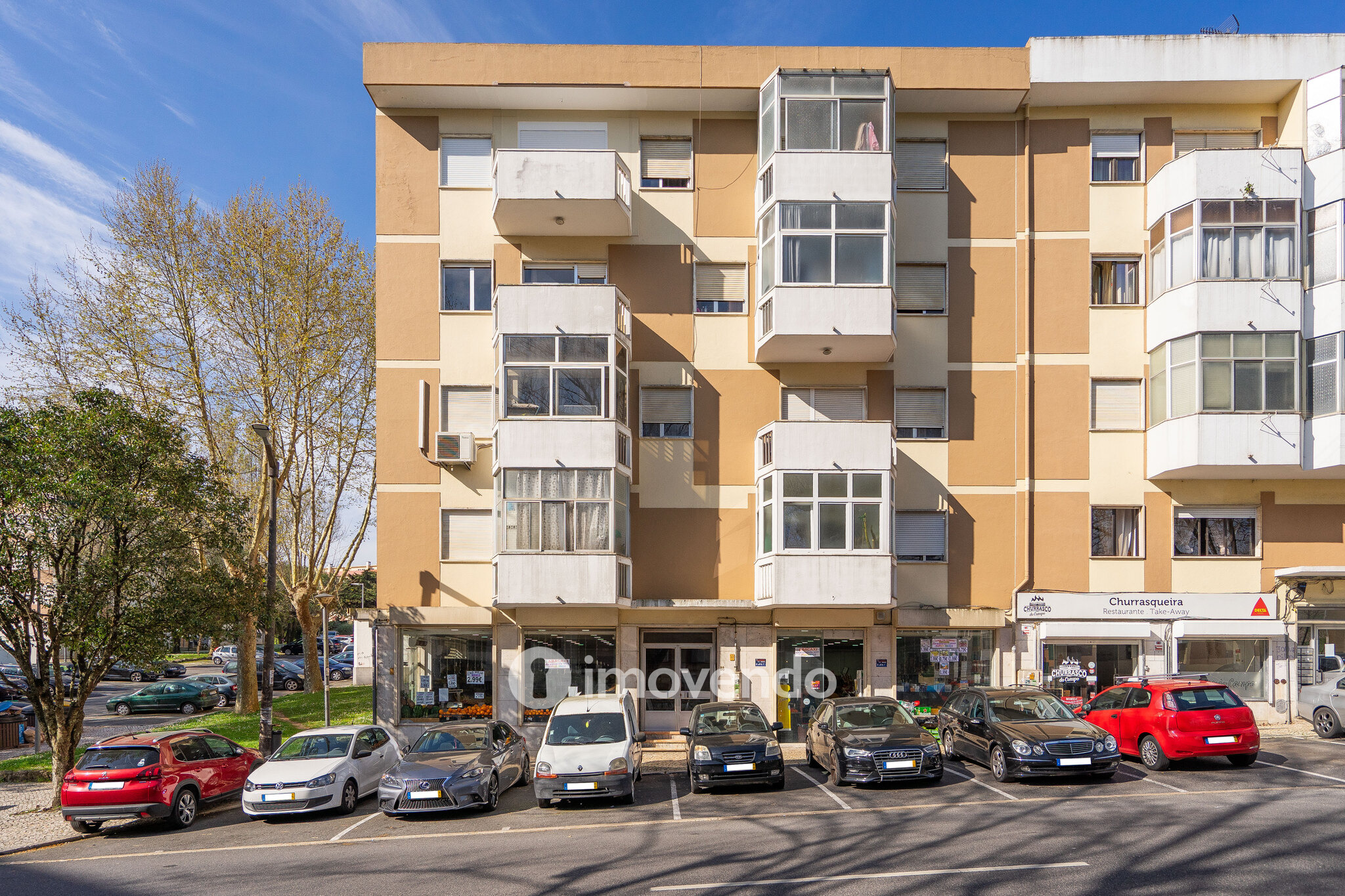 Apartamento T3 remodelado, com cozinha equipada, na Serra das Minas