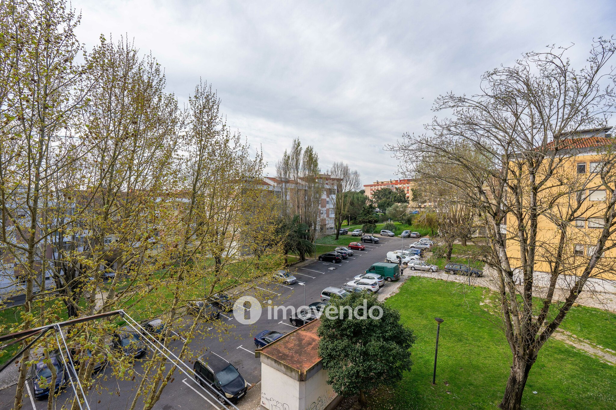Apartamento T3 remodelado, com cozinha equipada, na Serra das Minas