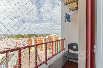 Apartamento T3 remodelado, com vistas sobre o Rio Tejo, em Marvila