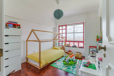 Apartamento T3 remodelado, com vistas sobre o Rio Tejo, em Marvila