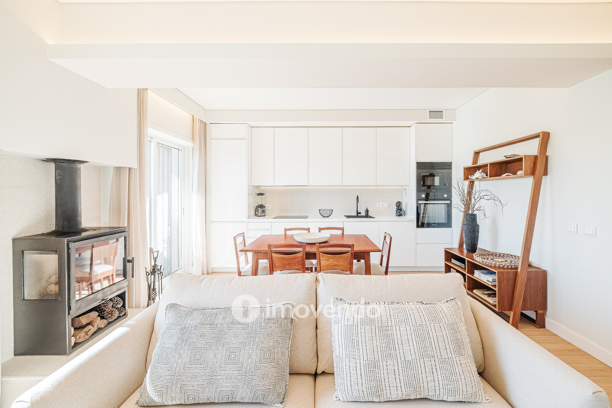 Apartamento T3 totalmente remodelado e mobilado, na Costa da Caparica