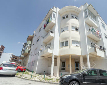 Apartamento T2+1 duplex, com áreas generosas e garagem, na Pontinha