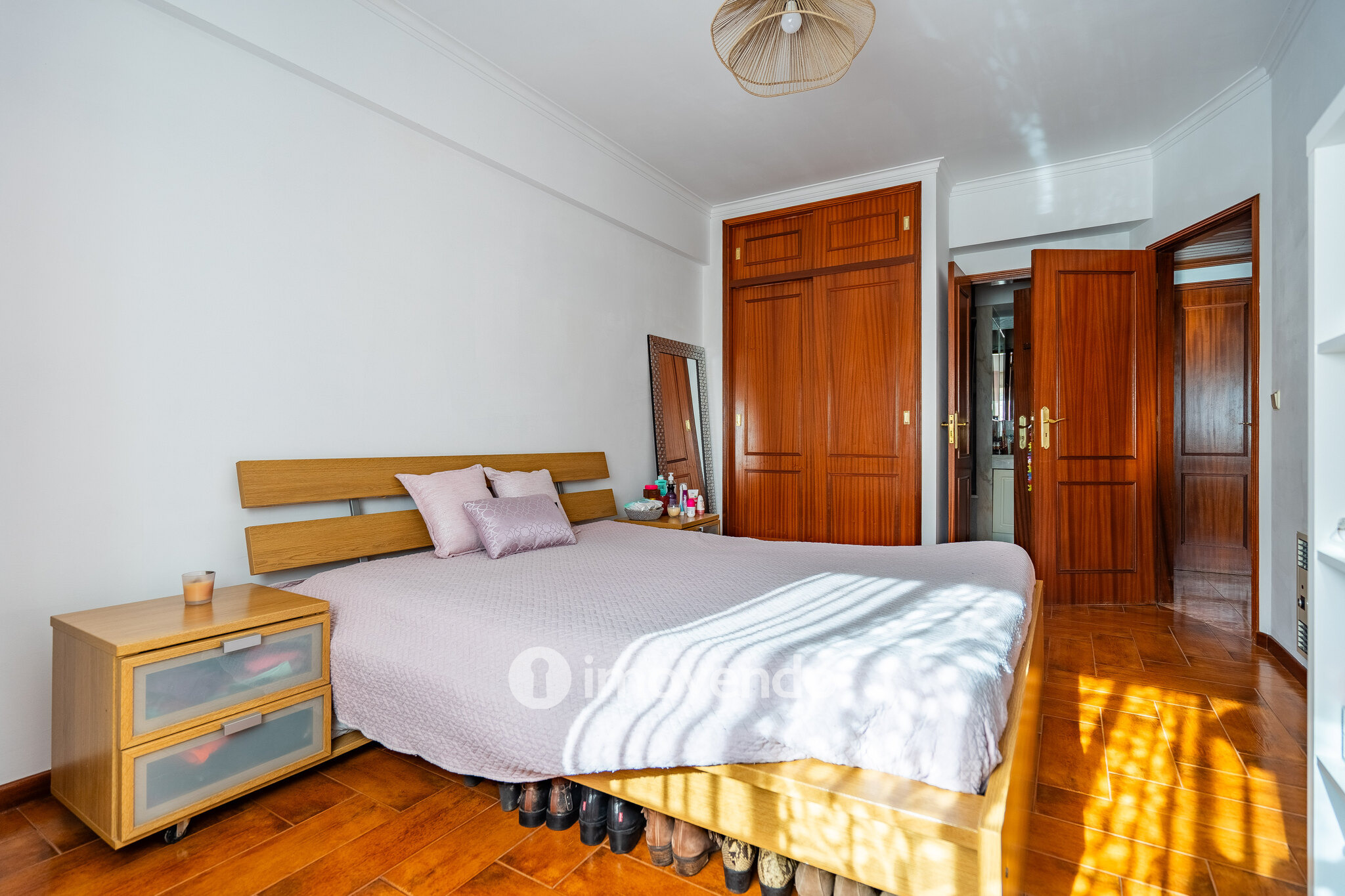 Apartamento T2 luminoso, com uma cave enorme, em Corroios