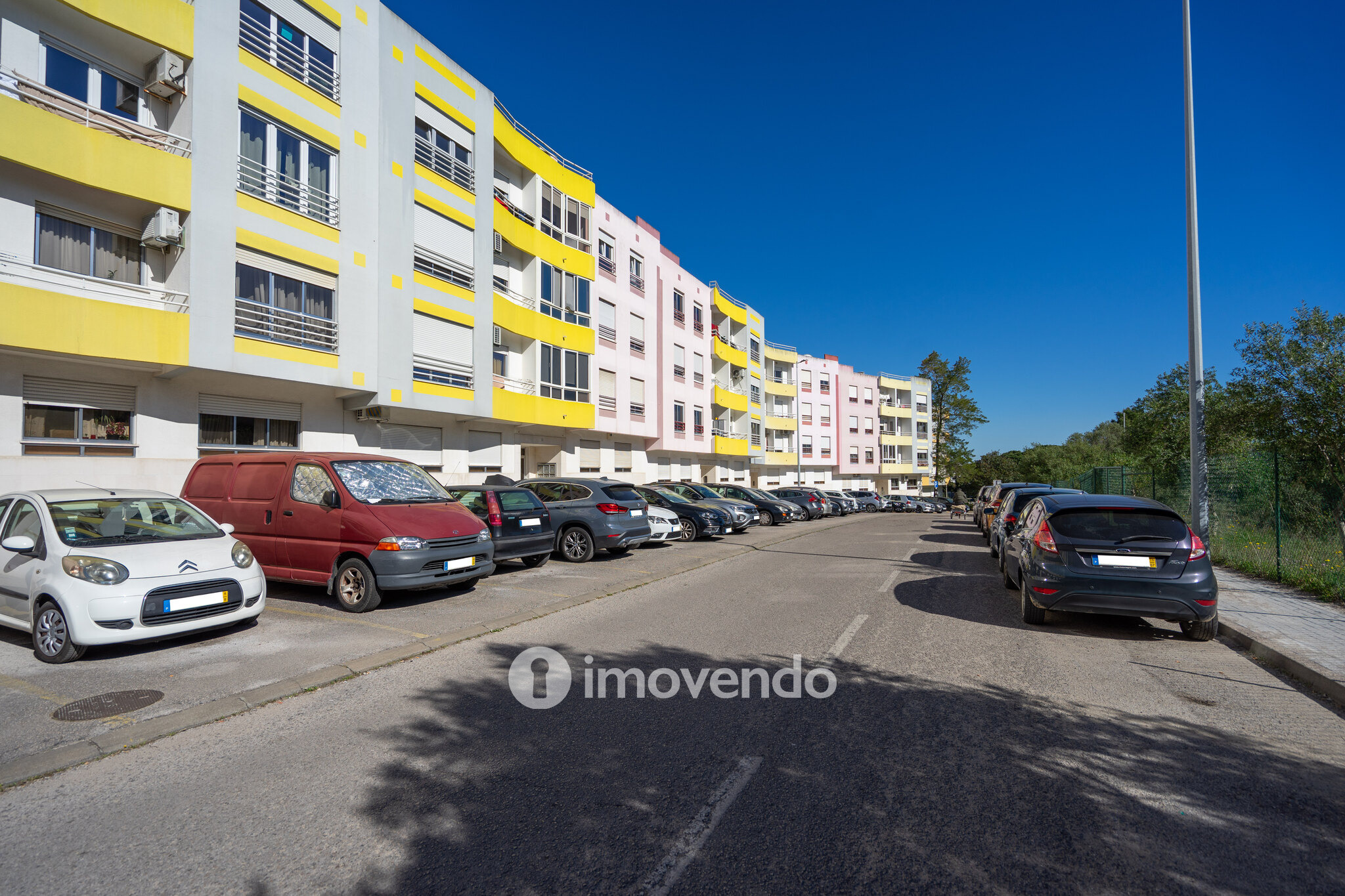 Apartamento T2 luminoso, com uma cave enorme, em Corroios