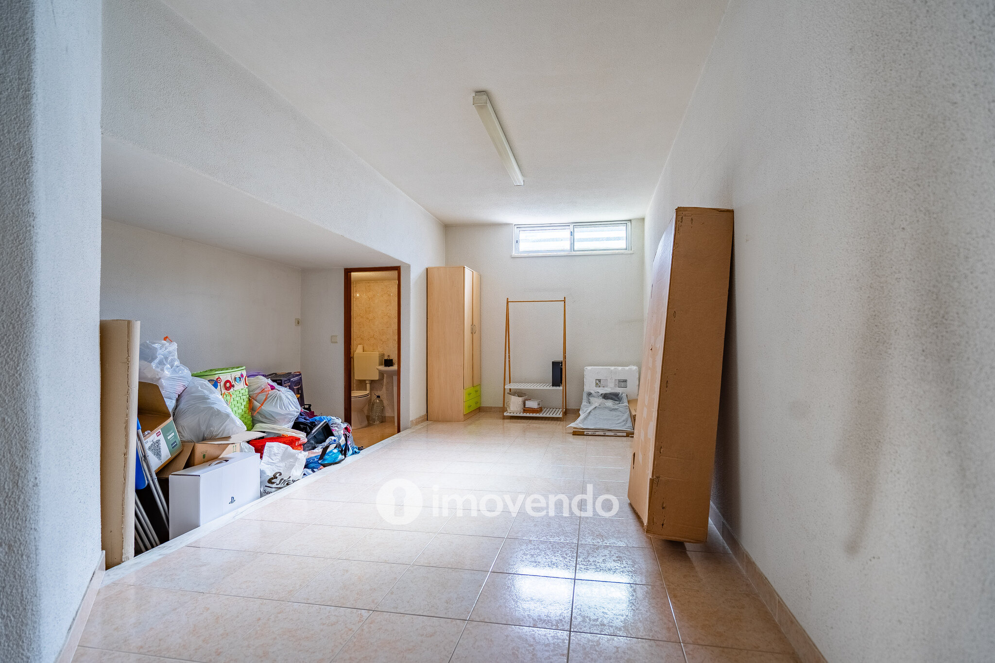 Apartamento T2 luminoso, com uma cave enorme, em Corroios
