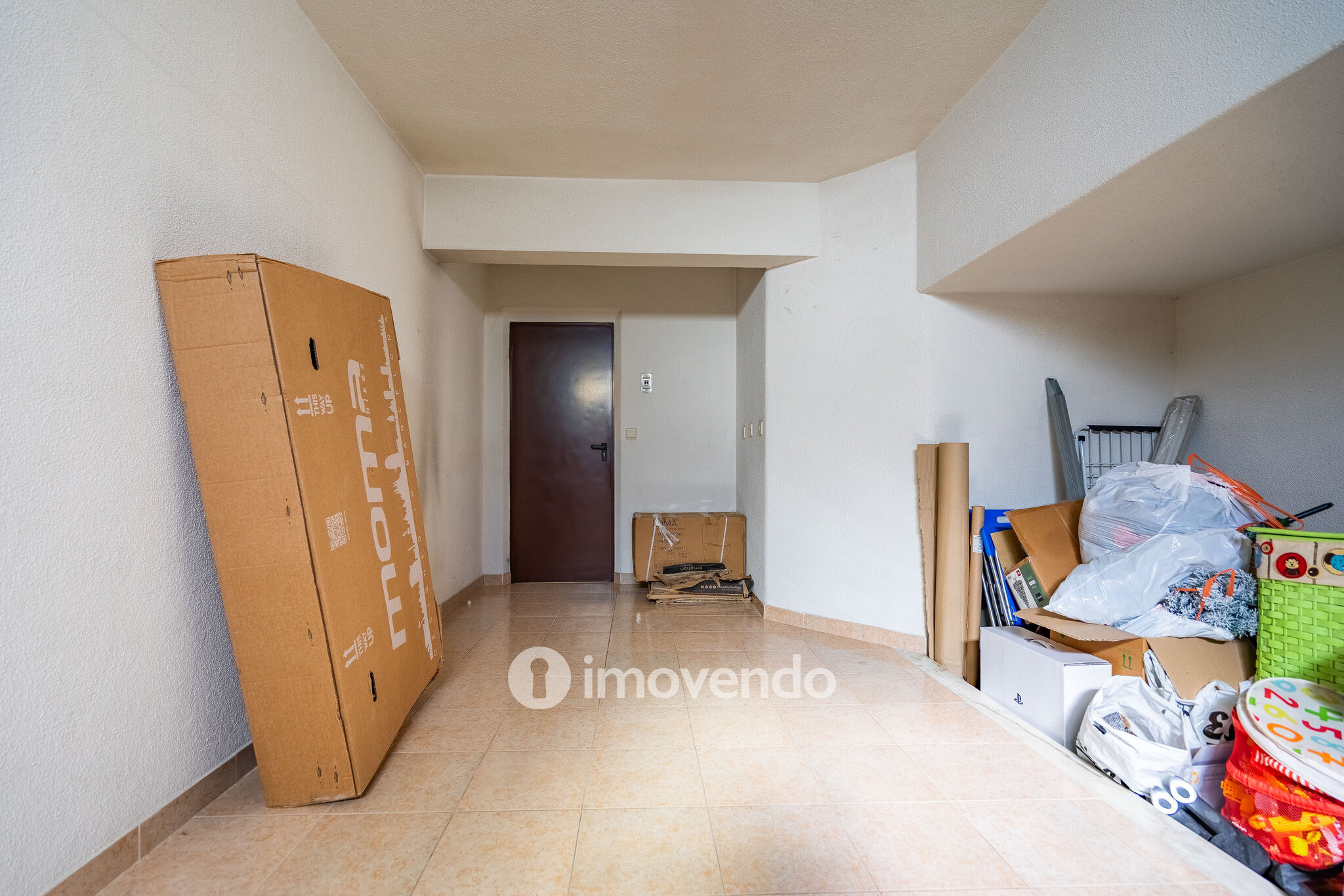 Apartamento T2 luminoso, com uma cave enorme, em Corroios