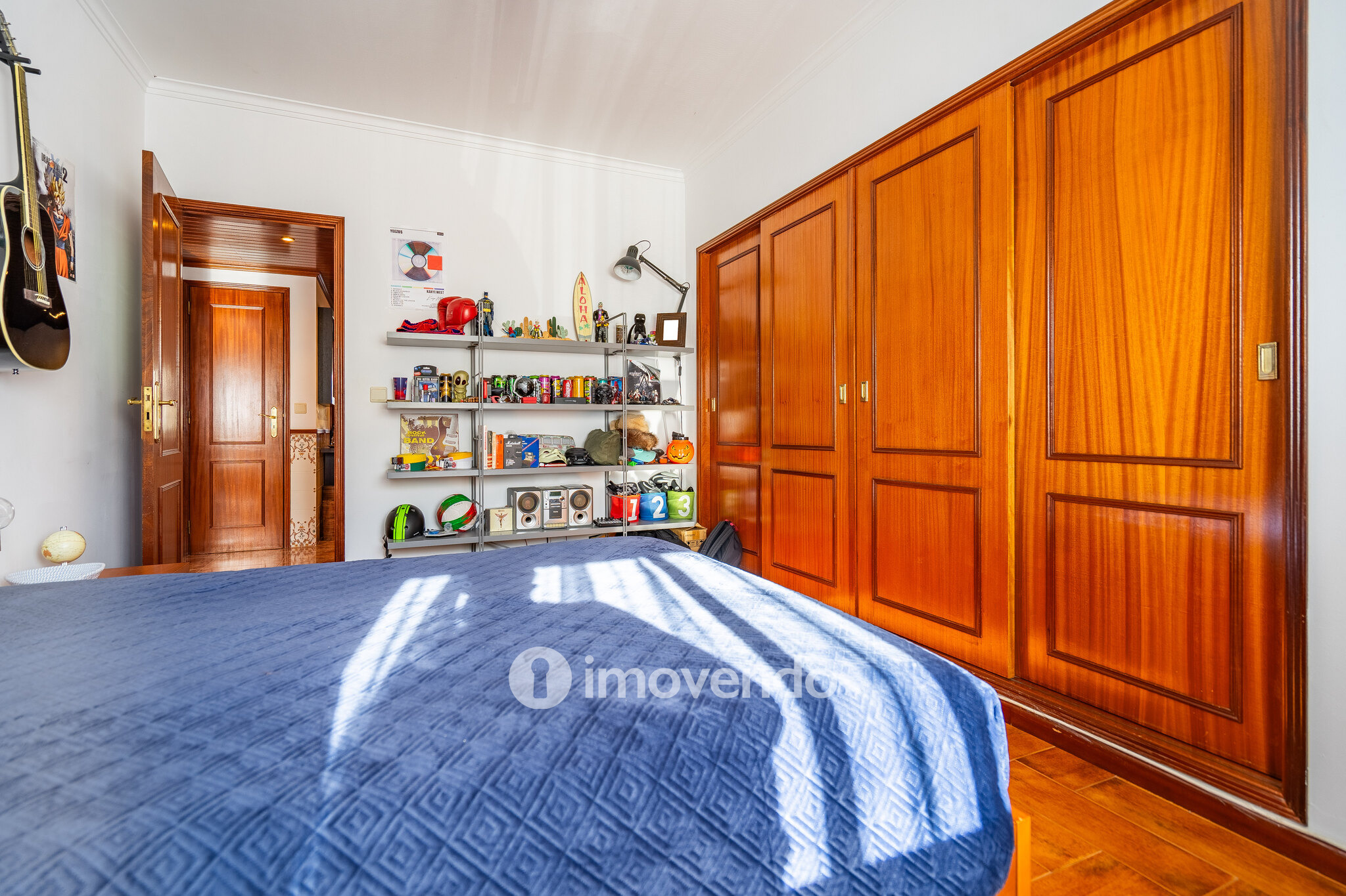 Apartamento T2 luminoso, com uma cave enorme, em Corroios