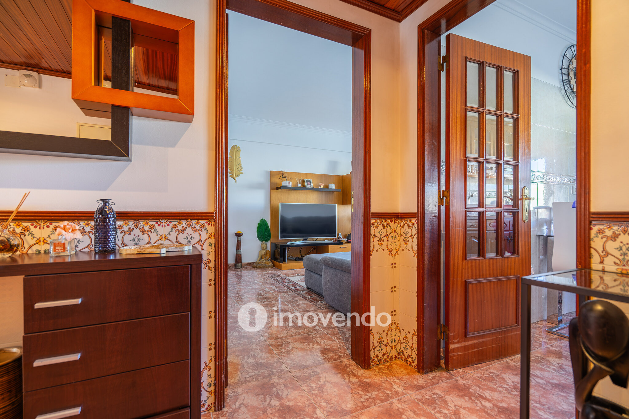 Apartamento T2 luminoso, com uma cave enorme, em Corroios