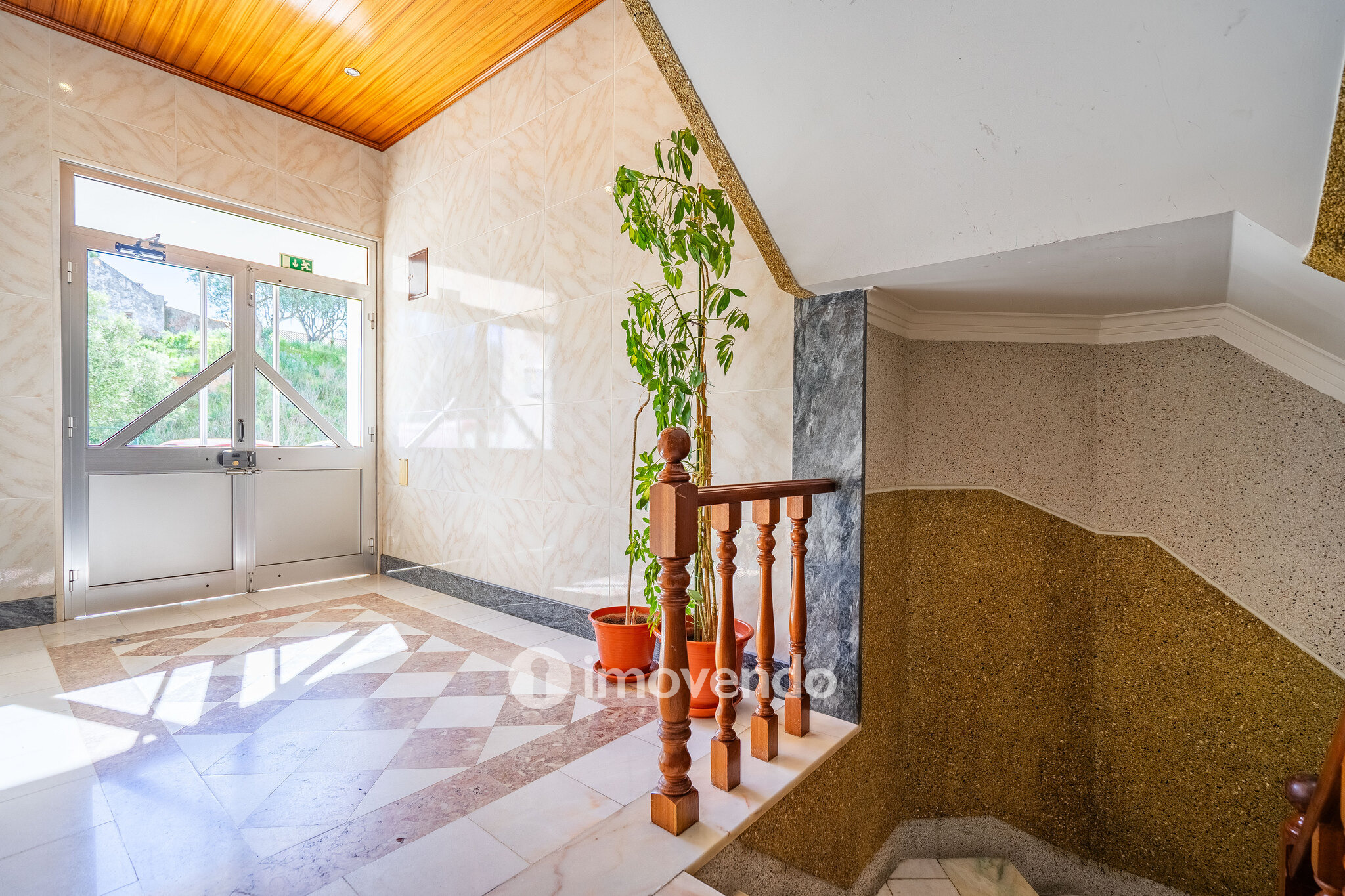 Apartamento T2 luminoso, com uma cave enorme, em Corroios