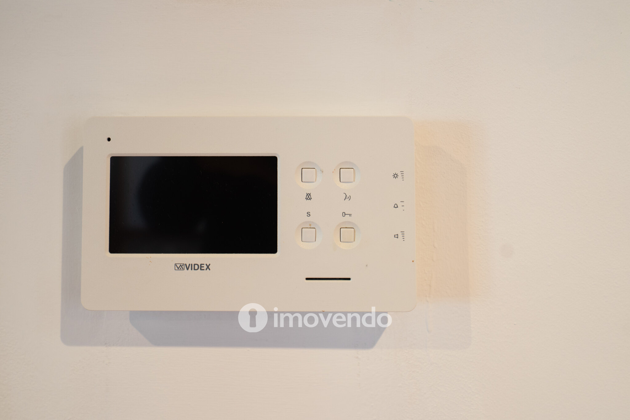 Apartamento T2 luminoso, com uma cave enorme, em Corroios