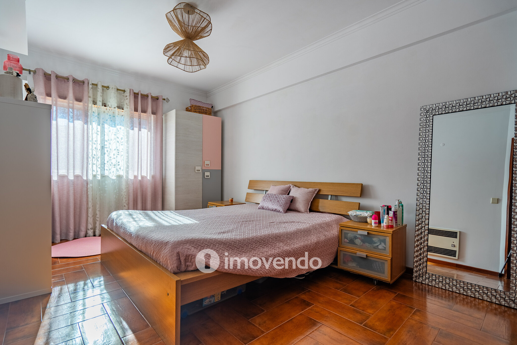 Apartamento T2 luminoso, com uma cave enorme, em Corroios