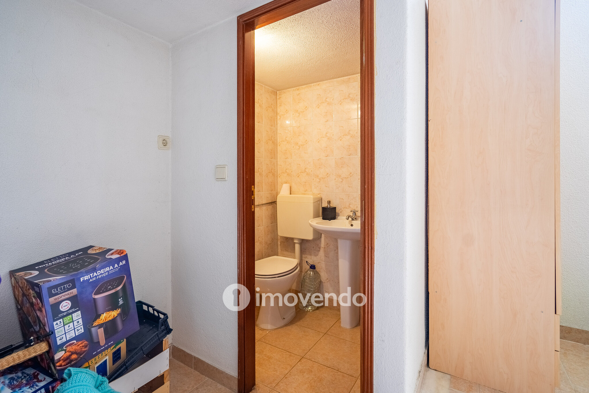 Apartamento T2 luminoso, com uma cave enorme, em Corroios