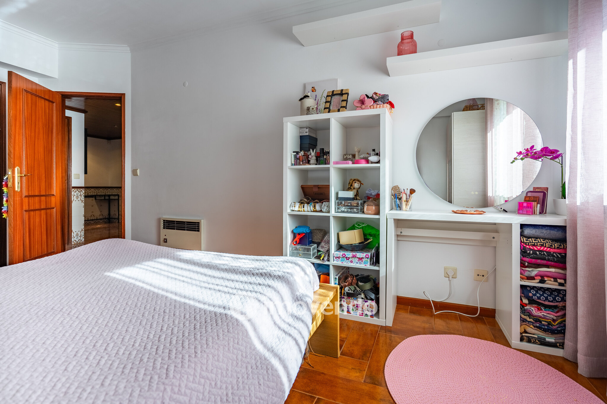 Apartamento T2 luminoso, com uma cave enorme, em Corroios