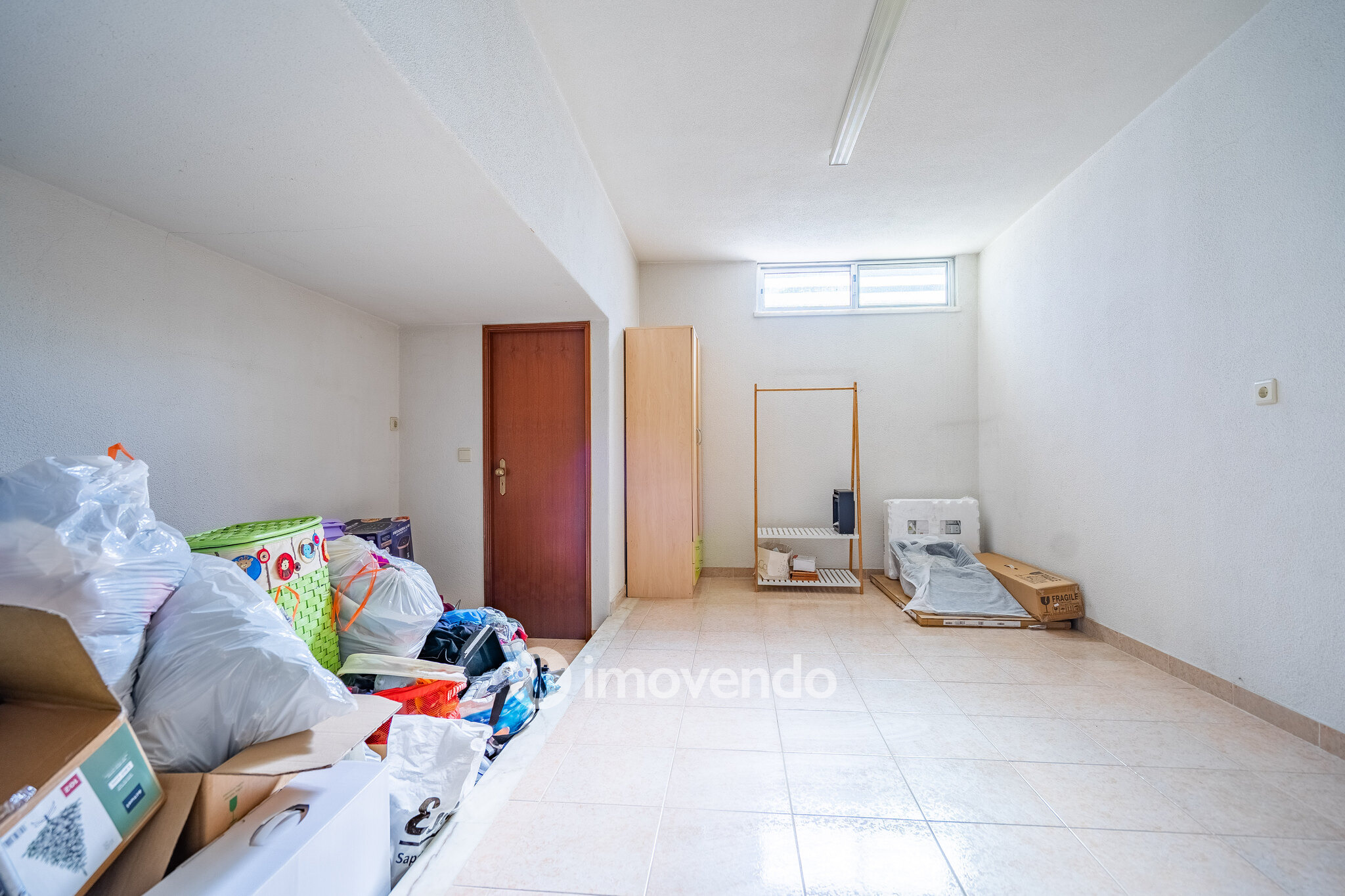 Apartamento T2 luminoso, com uma cave enorme, em Corroios