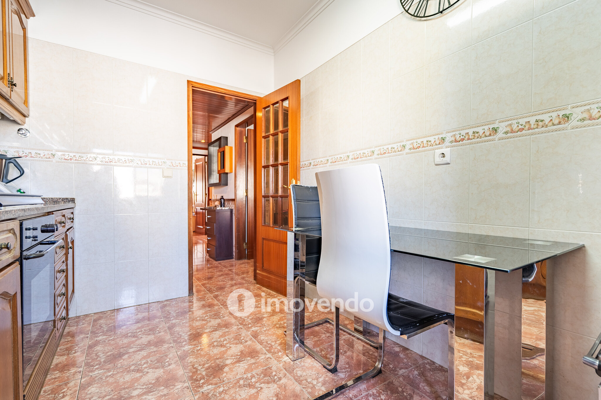 Apartamento T2 luminoso, com uma cave enorme, em Corroios