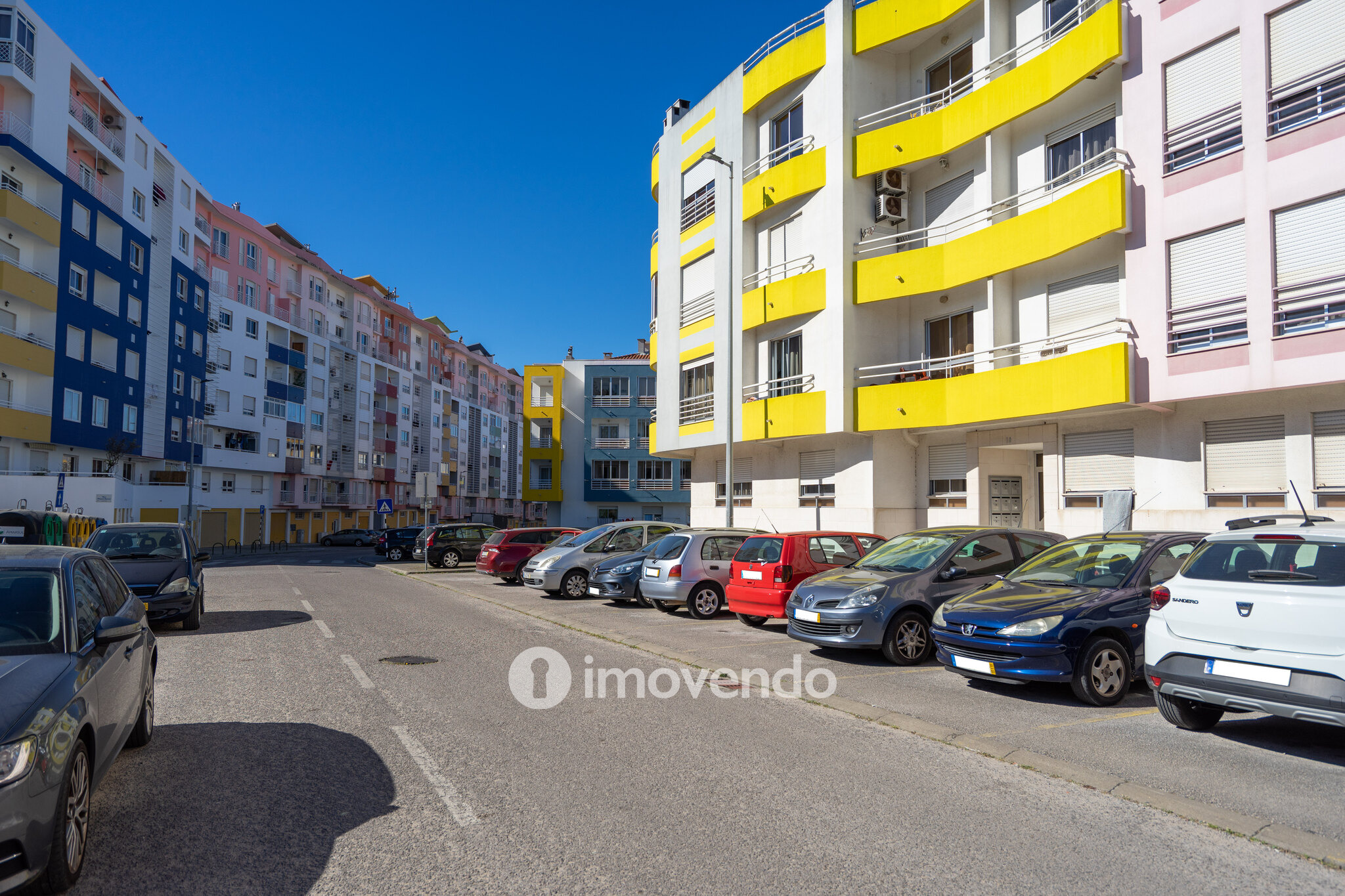 Apartamento T2 luminoso, com uma cave enorme, em Corroios