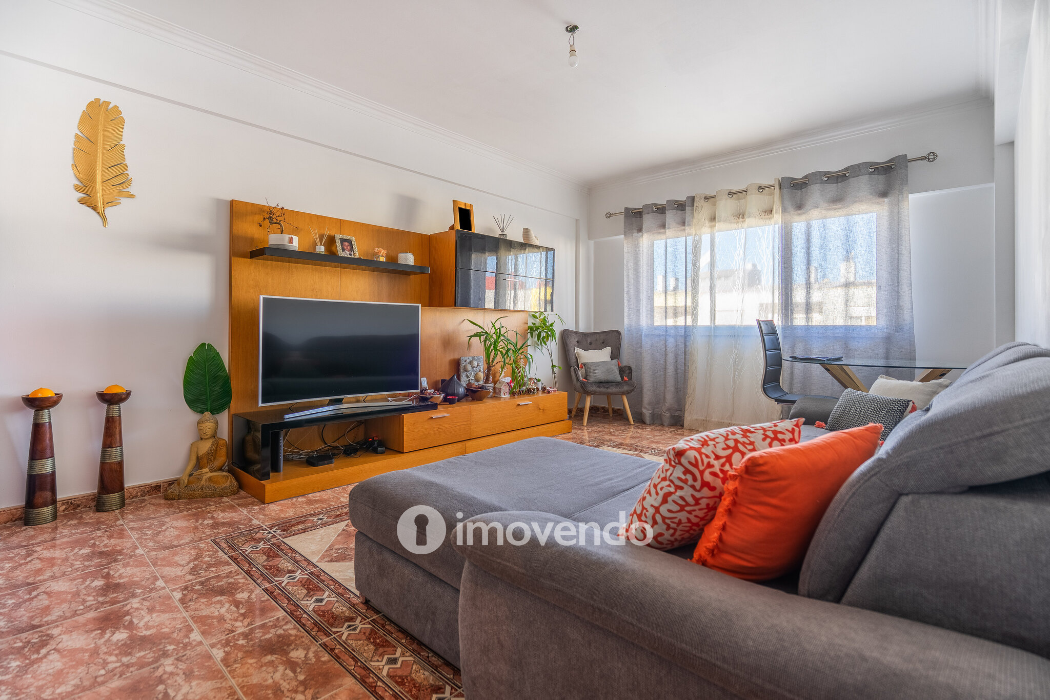 Apartamento T2 luminoso, com uma cave enorme, em Corroios