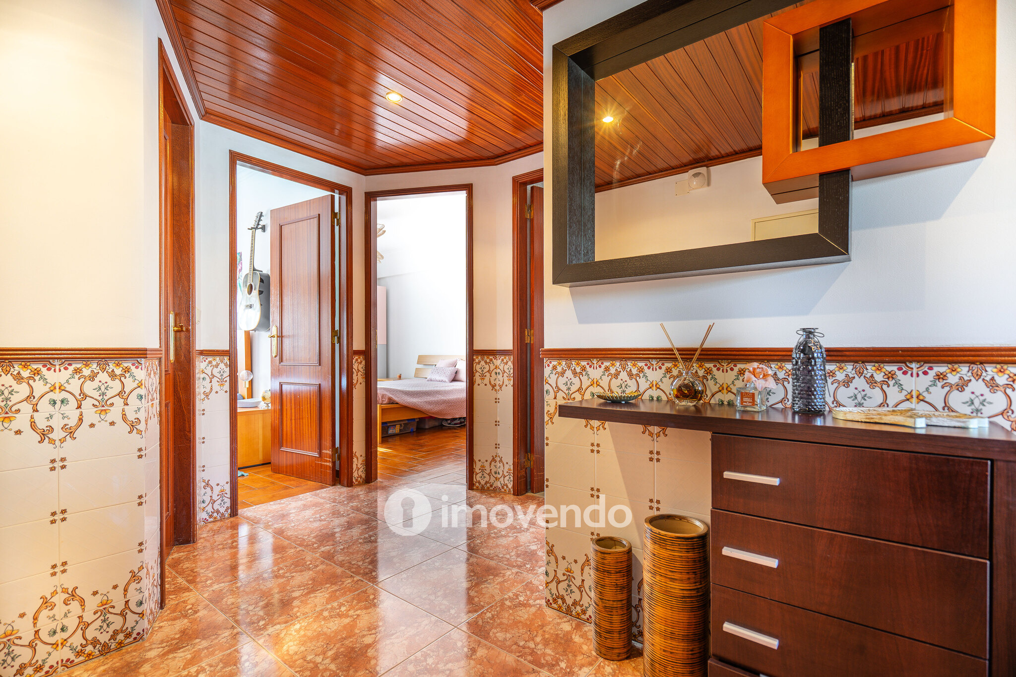 Apartamento T2 luminoso, com uma cave enorme, em Corroios