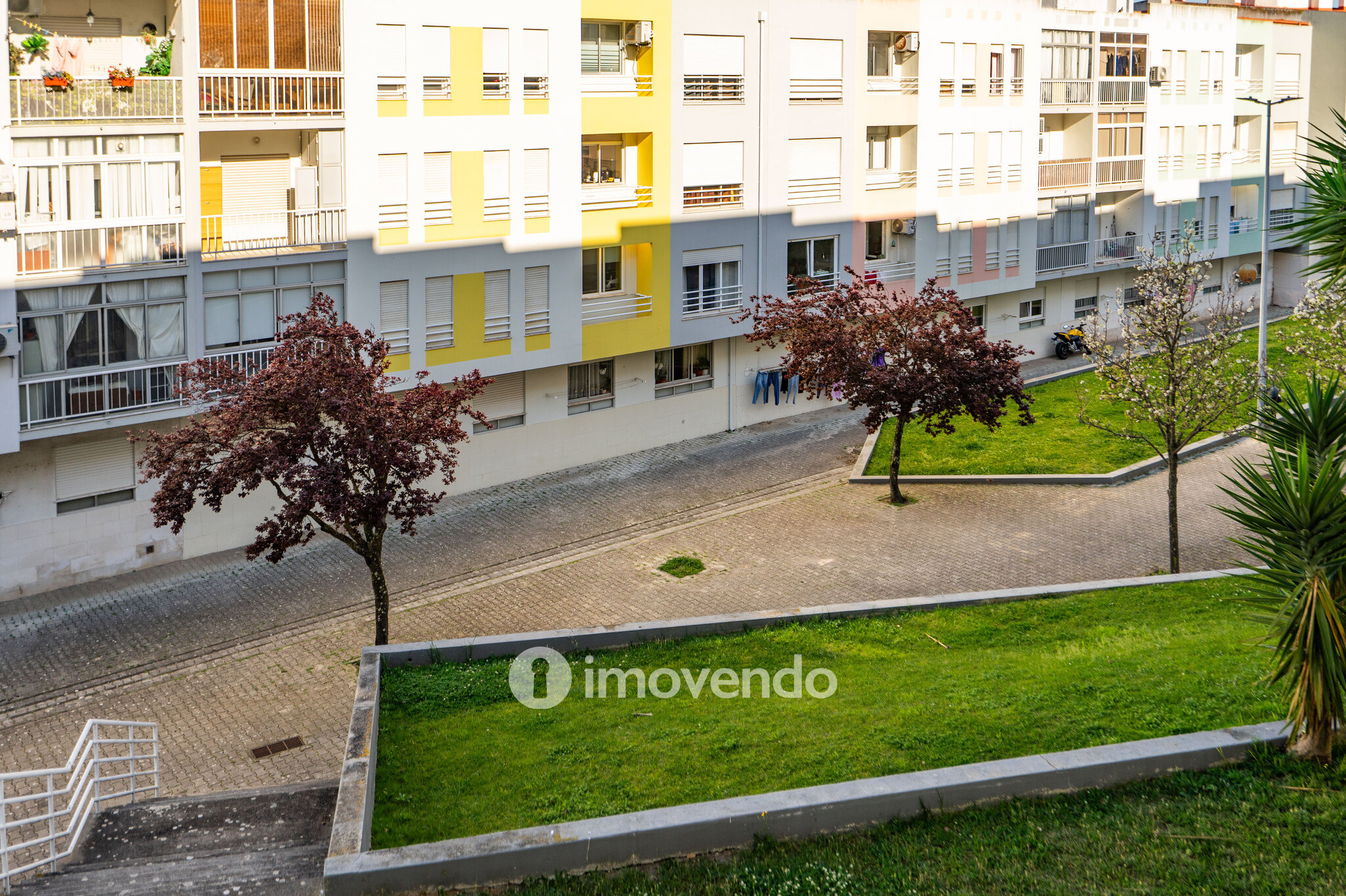 Apartamento T2 luminoso, com uma cave enorme, em Corroios