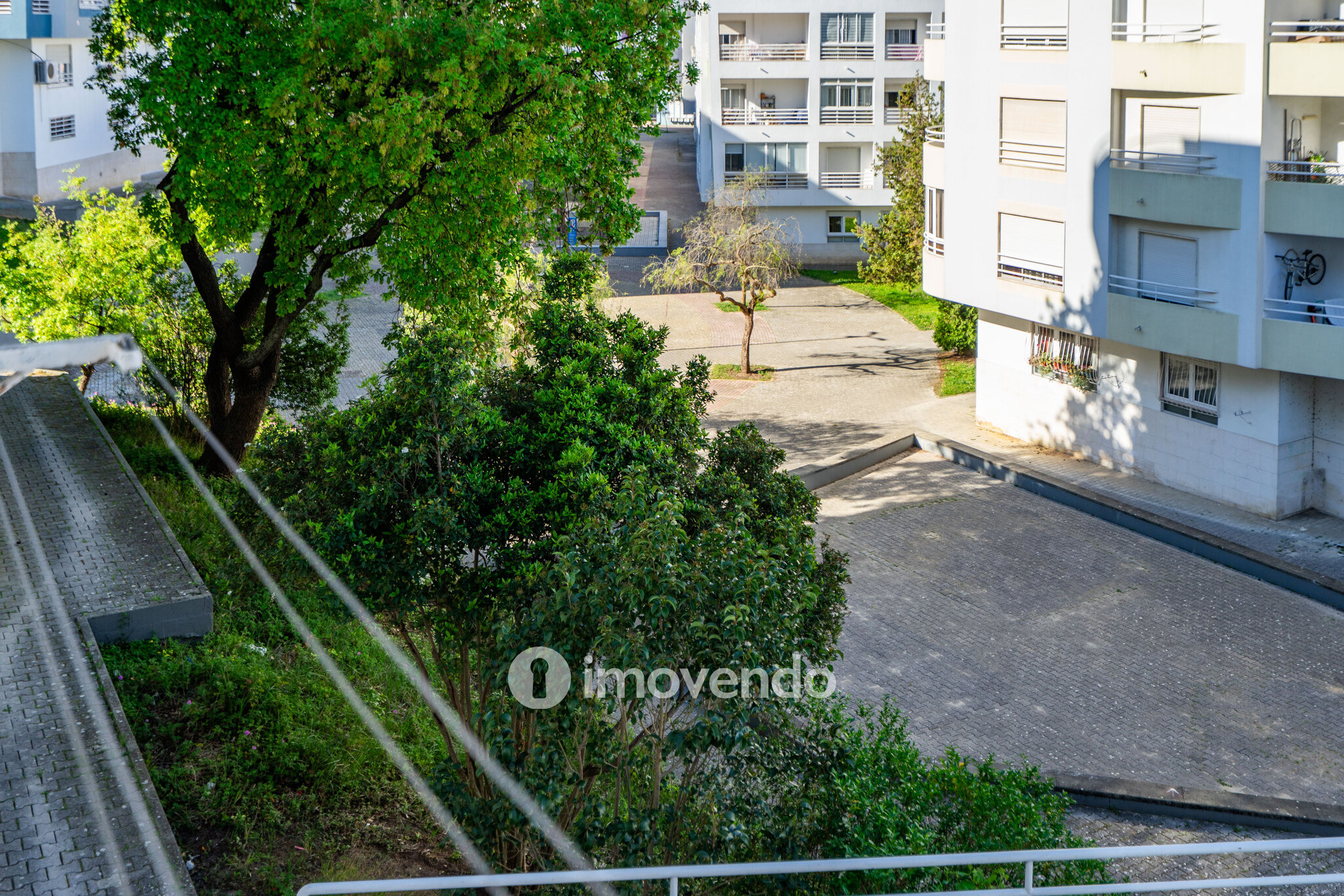 Apartamento T2 luminoso, com uma cave enorme, em Corroios