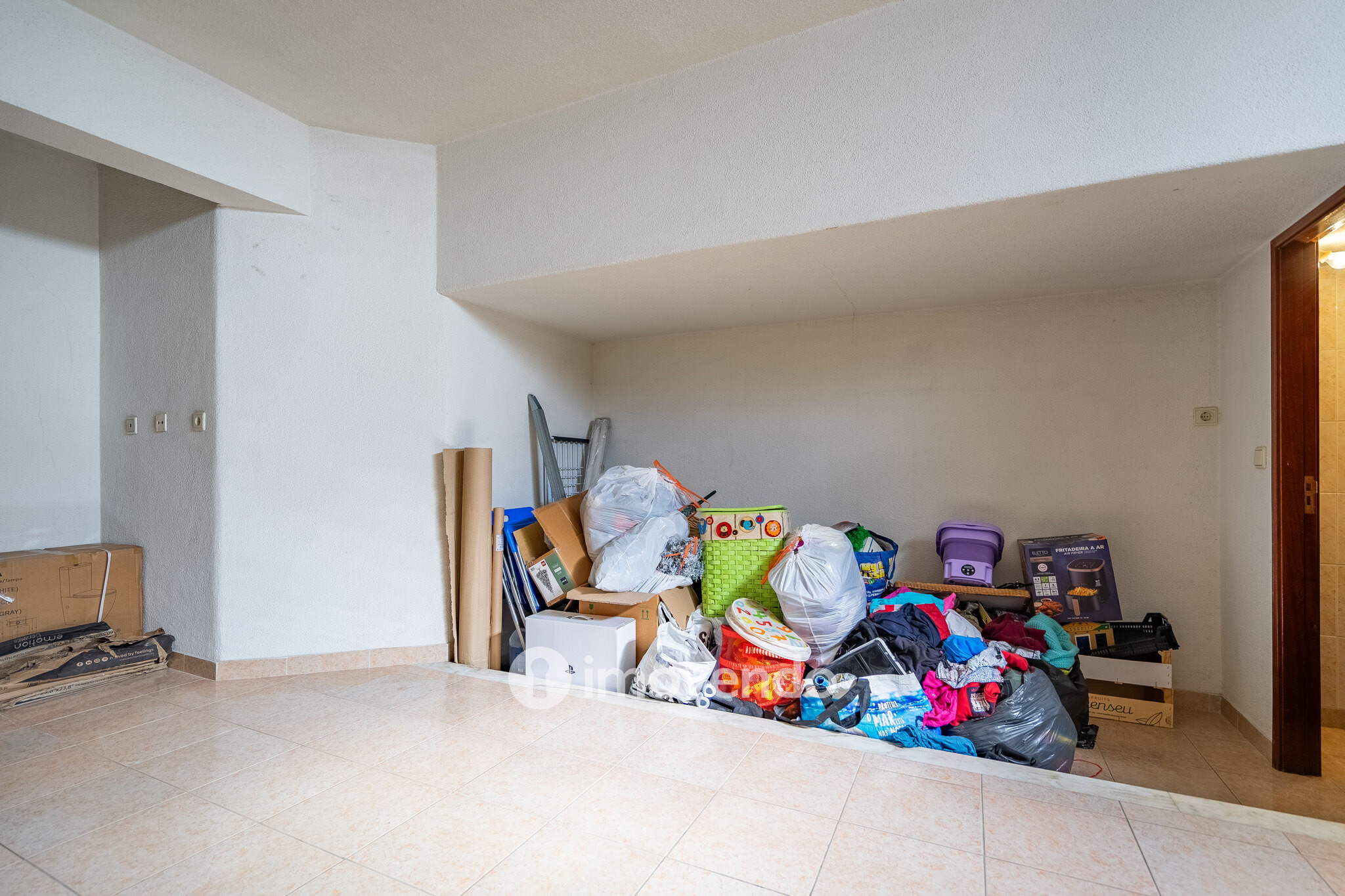 Apartamento T2 luminoso, com uma cave enorme, em Corroios