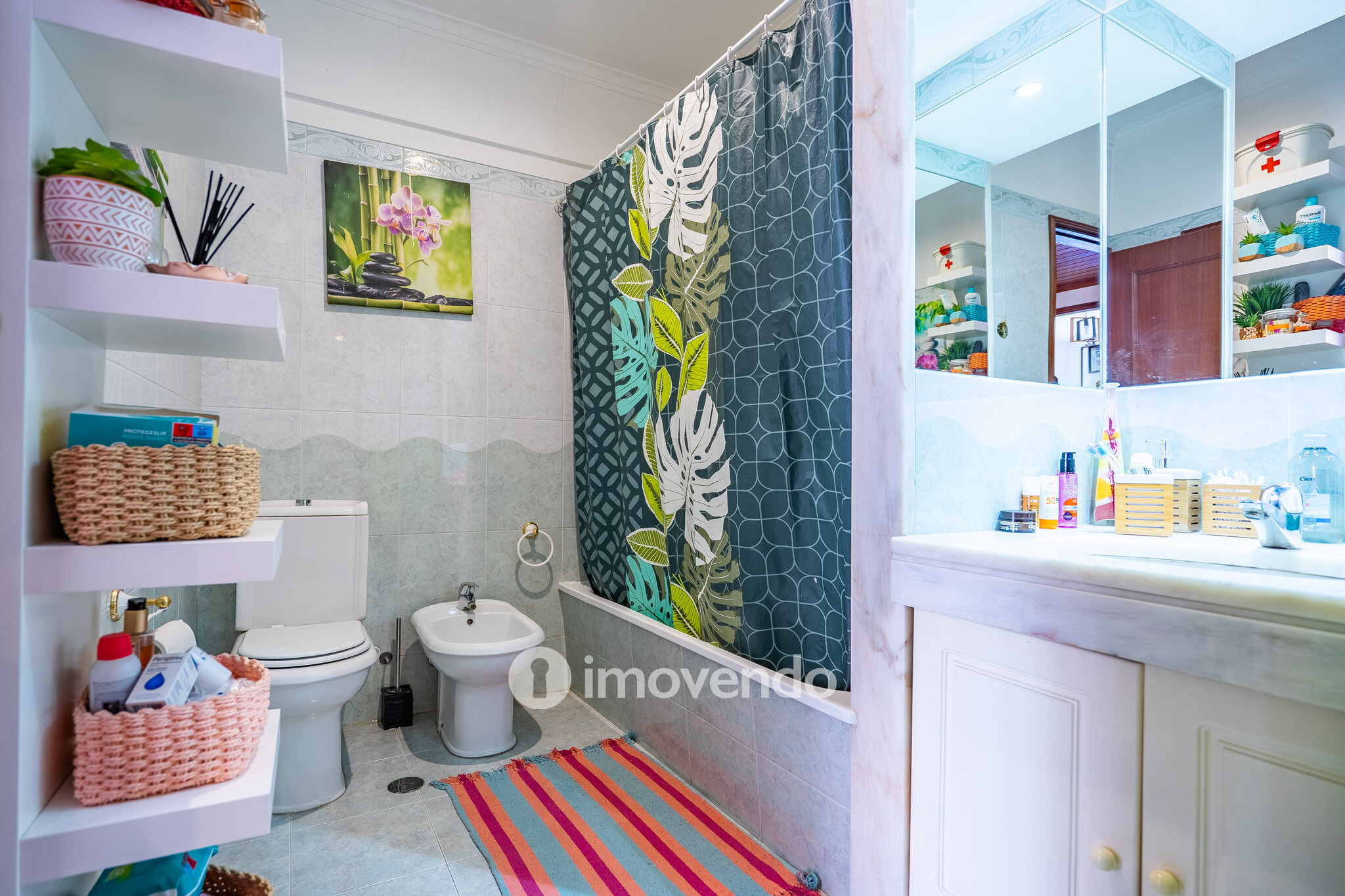 Apartamento T2 luminoso, com uma cave enorme, em Corroios