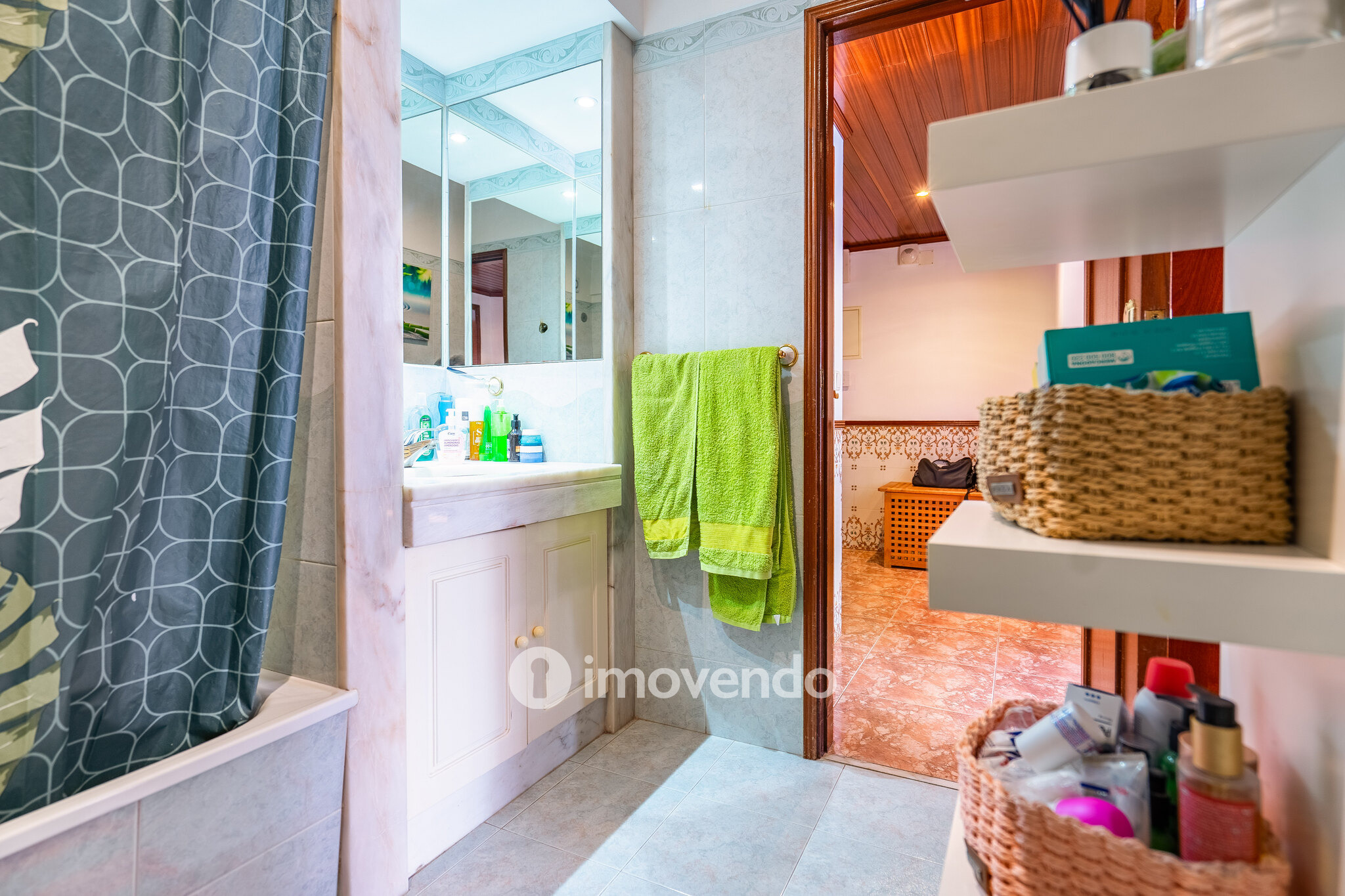 Apartamento T2 luminoso, com uma cave enorme, em Corroios