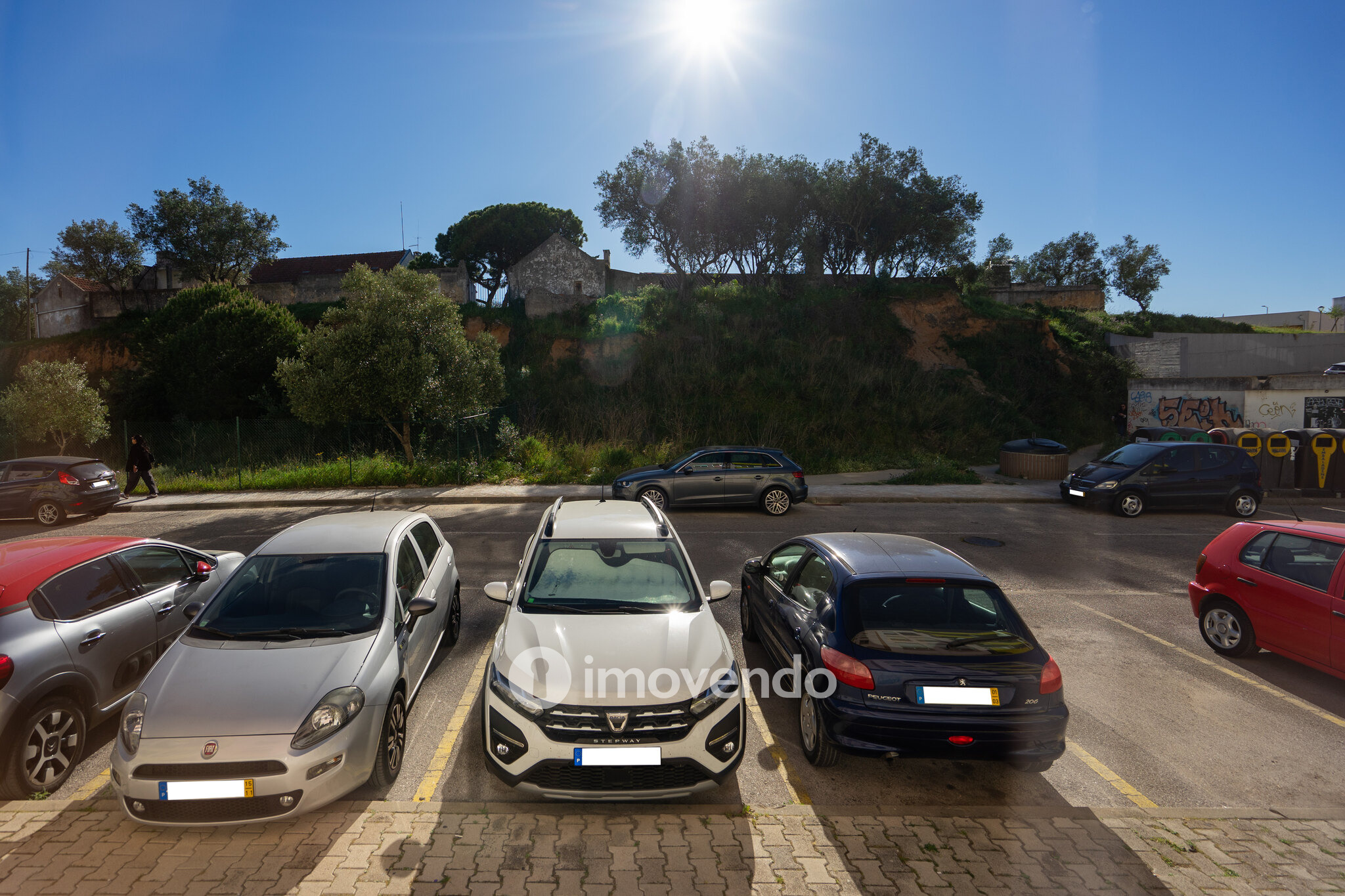 Apartamento T2 luminoso, com uma cave enorme, em Corroios