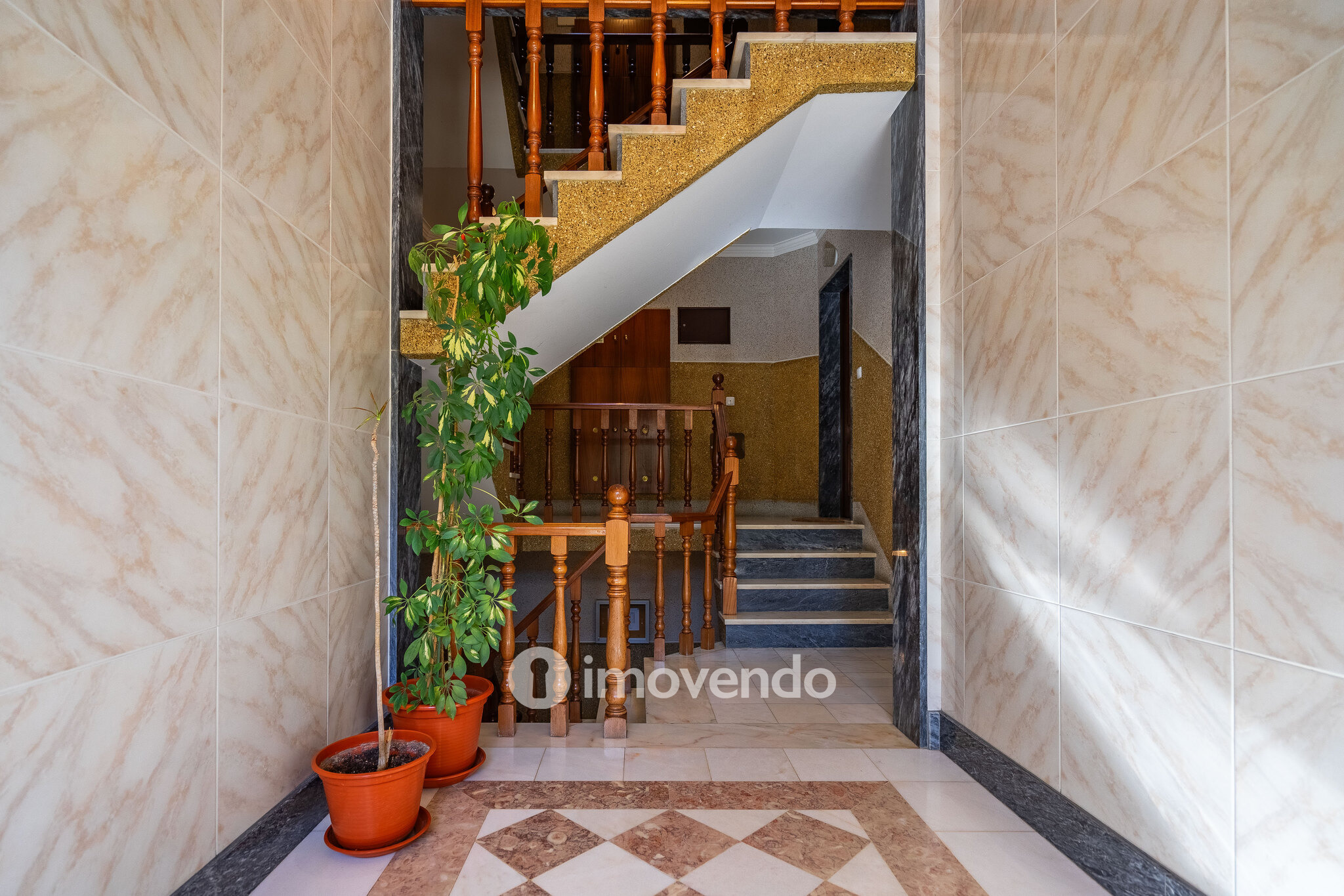 Apartamento T2 luminoso, com uma cave enorme, em Corroios