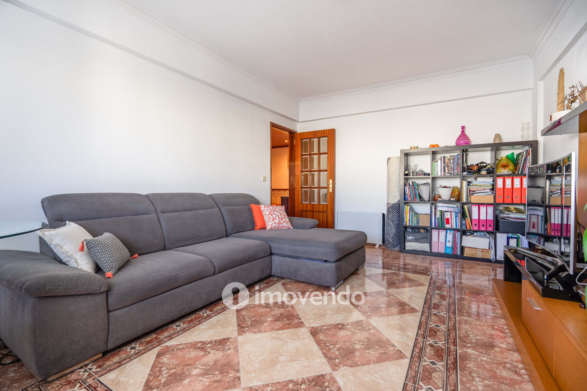 Apartamento T2 luminoso, com uma cave enorme, em Corroios