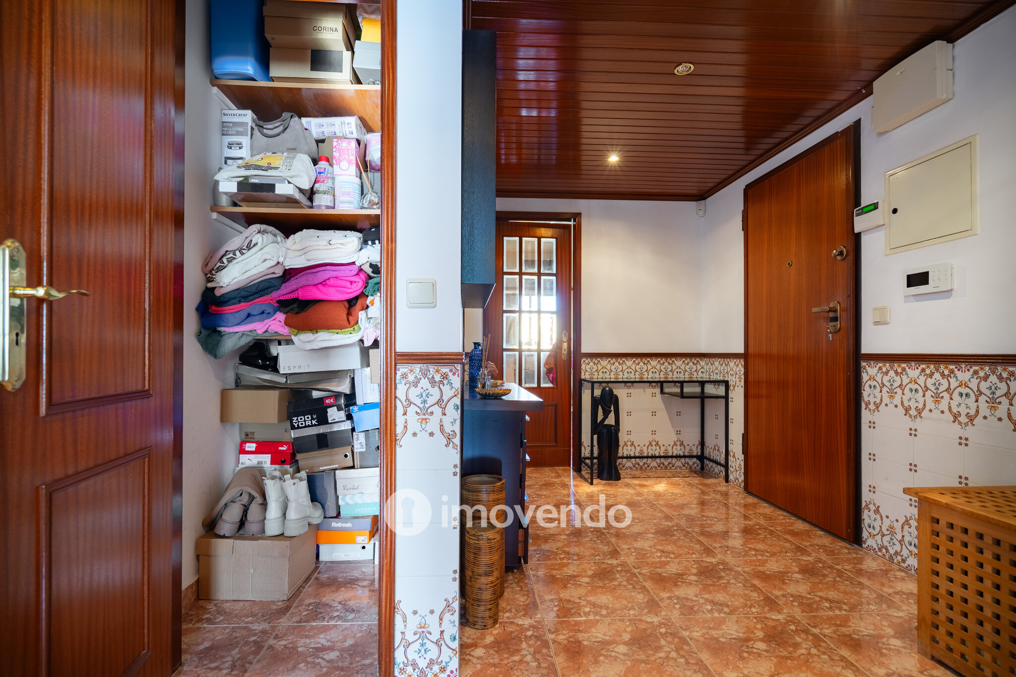 Apartamento T2 luminoso, com uma cave enorme, em Corroios