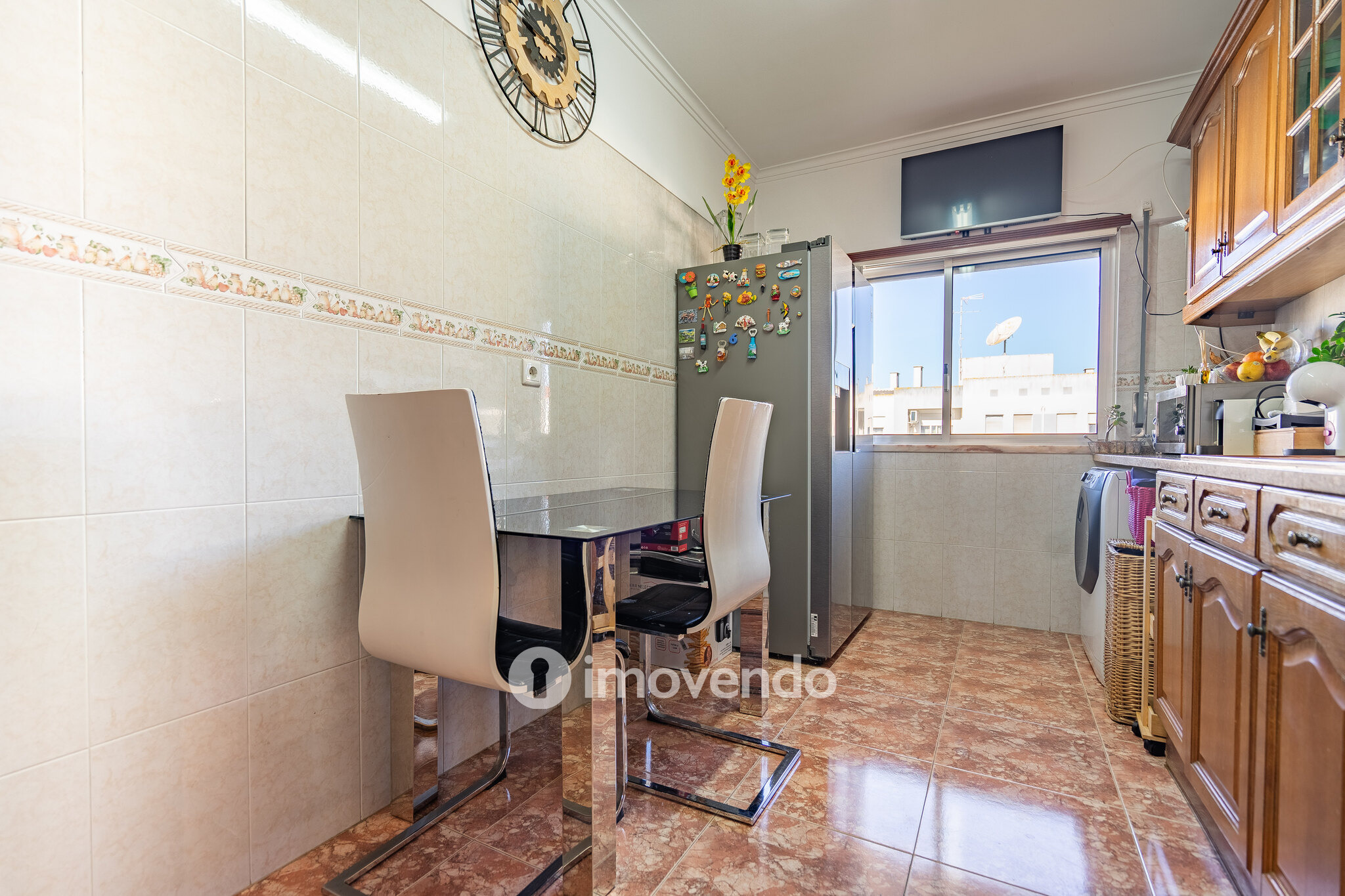 Apartamento T2 luminoso, com uma cave enorme, em Corroios