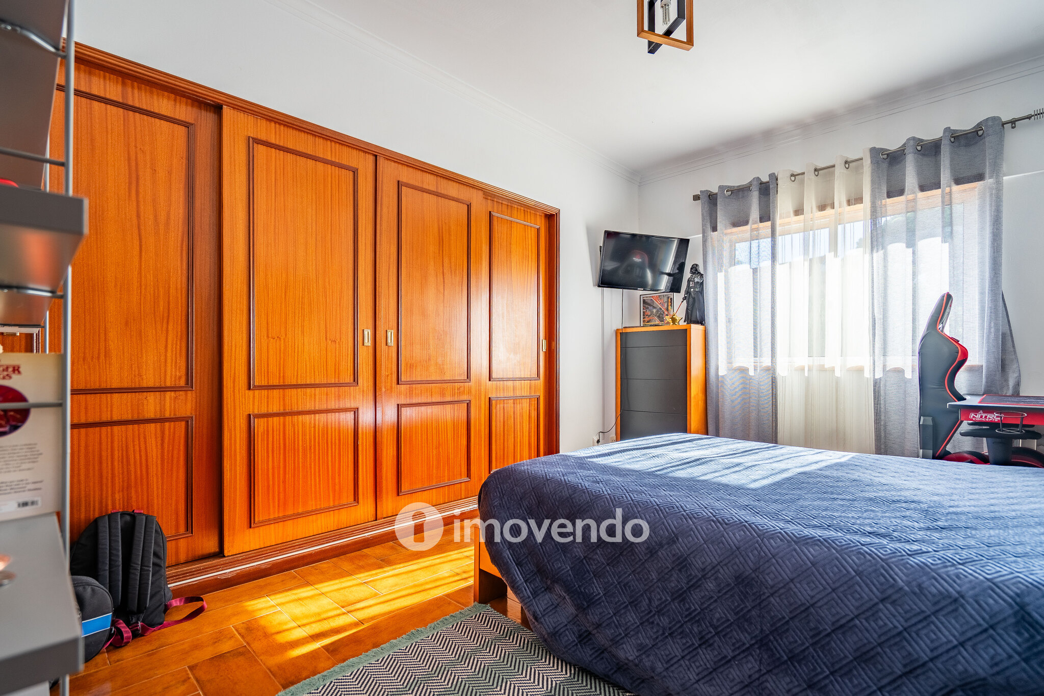 Apartamento T2 luminoso, com uma cave enorme, em Corroios