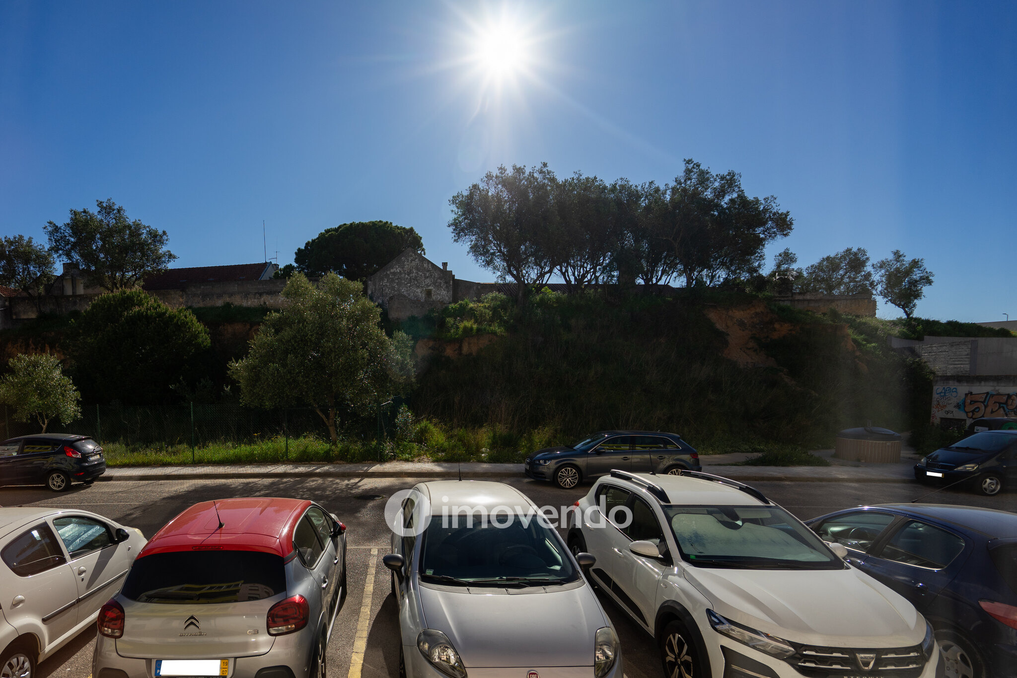 Apartamento T2 luminoso, com uma cave enorme, em Corroios