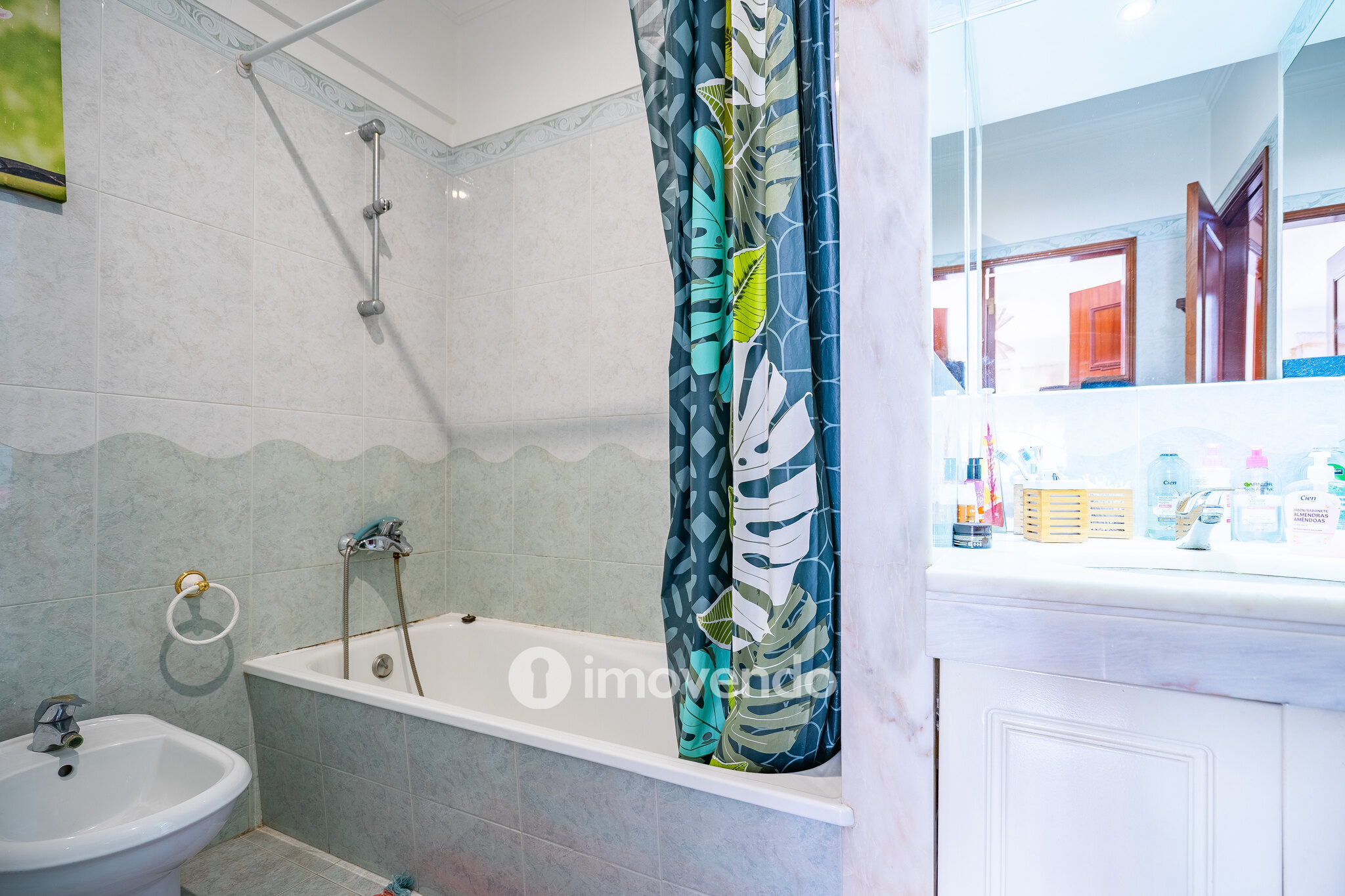 Apartamento T2 luminoso, com uma cave enorme, em Corroios