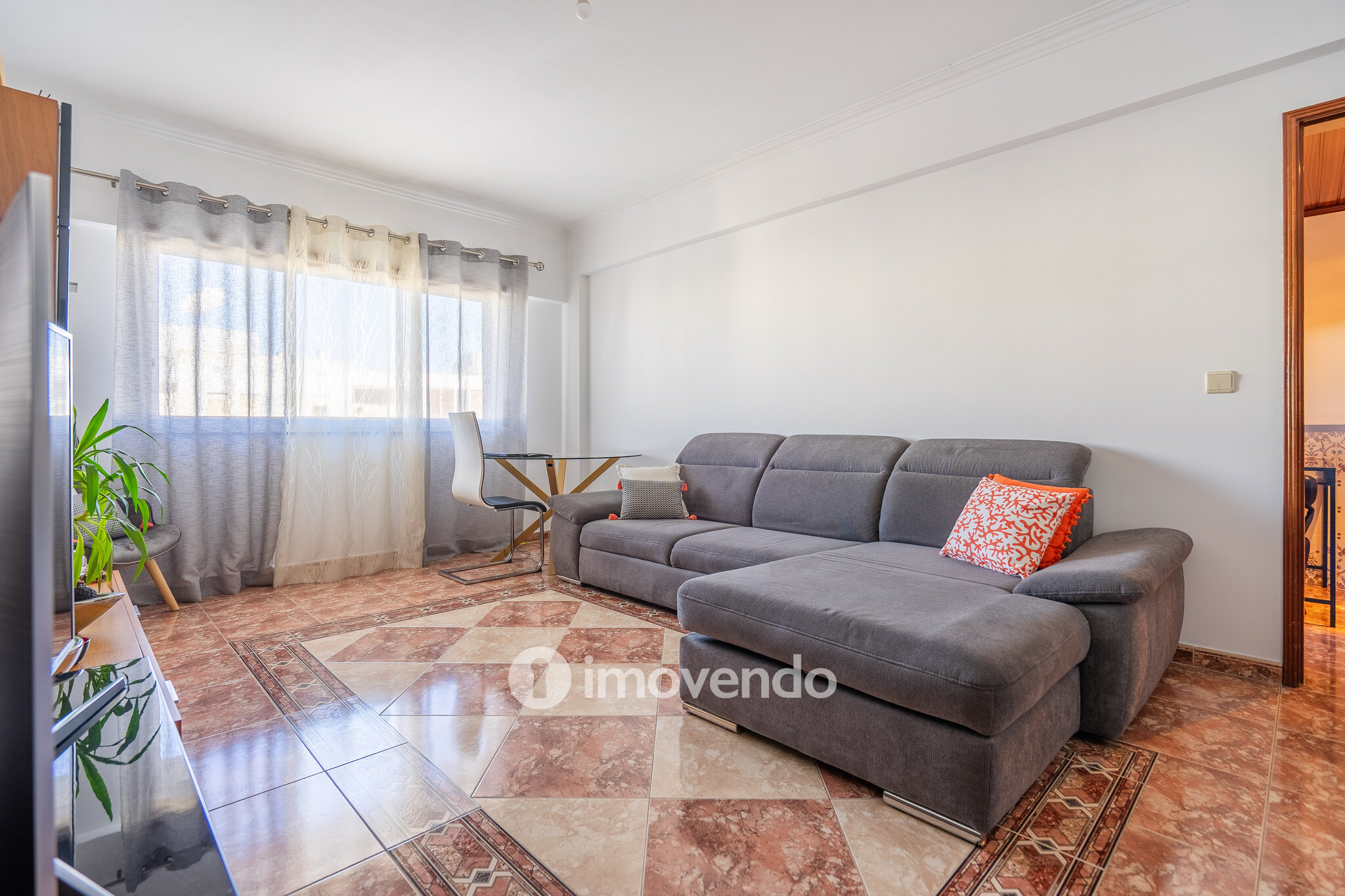 Apartamento T2 luminoso, com uma cave enorme, em Corroios