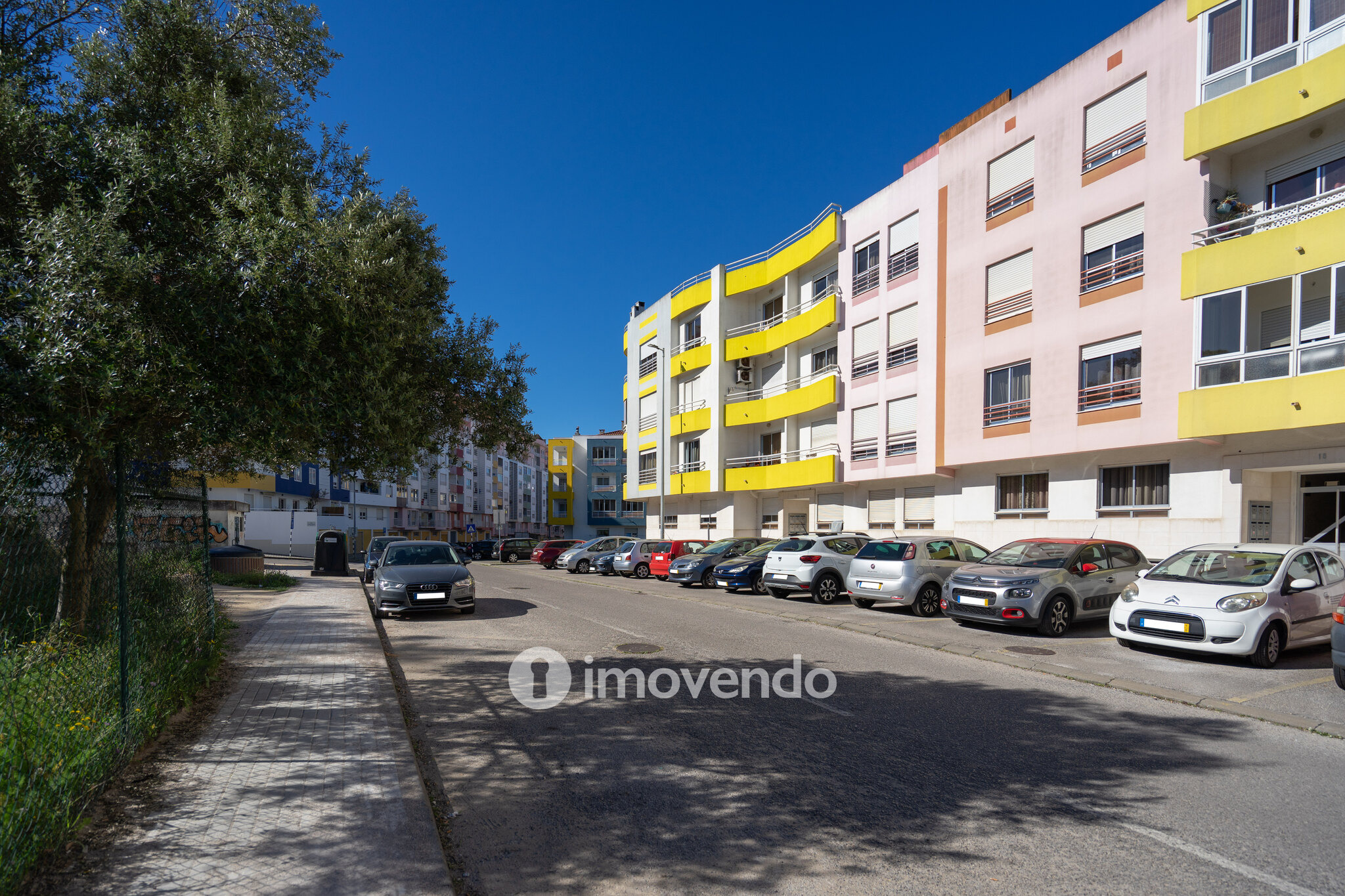 Apartamento T2 luminoso, com uma cave enorme, em Corroios