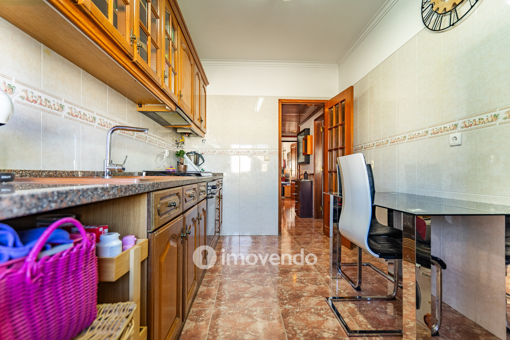 Apartamento T2 luminoso, com uma cave enorme, em Corroios