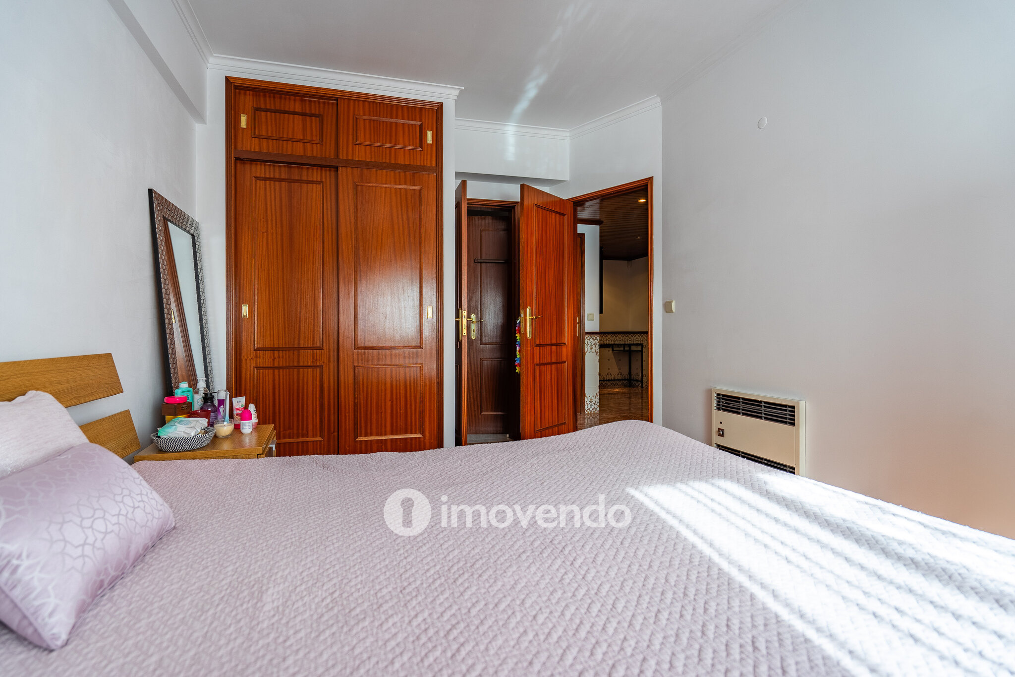 Apartamento T2 luminoso, com uma cave enorme, em Corroios