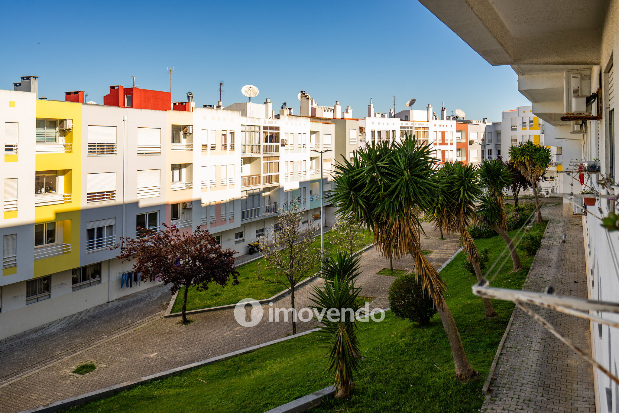 Apartamento T2 luminoso, com uma cave enorme, em Corroios