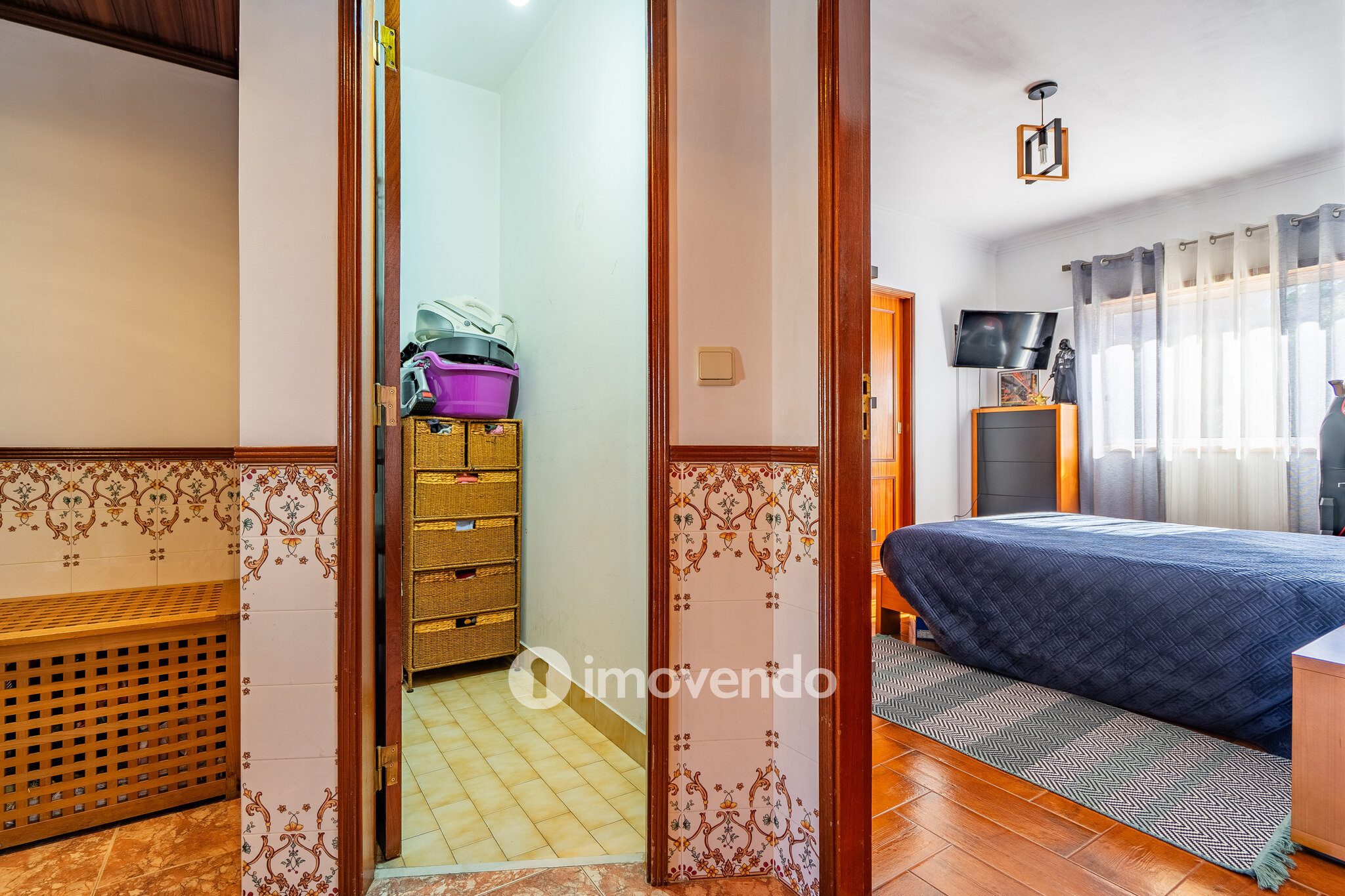 Apartamento T2 luminoso, com uma cave enorme, em Corroios