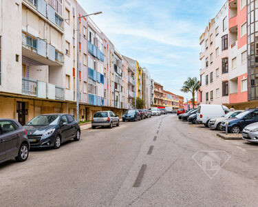 Apartamento T2, próximo dos acessos ao centro de Lisboa, na Buraca