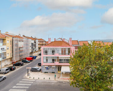 Apartamento T2, próximo dos acessos ao centro de Lisboa, na Buraca