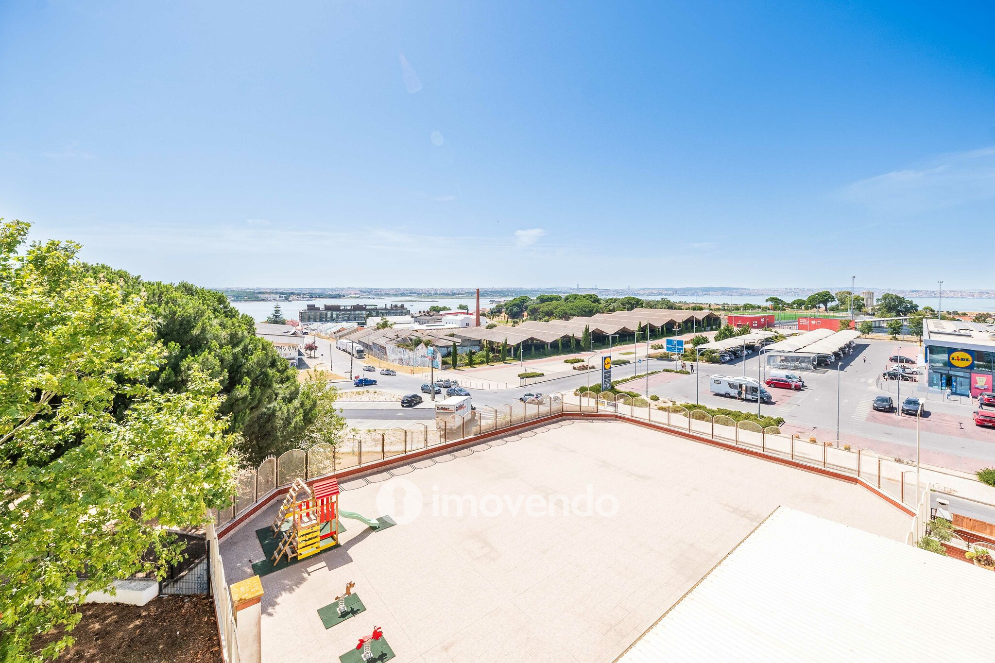 Apartamento T2 com vistas sobre o Tejo, no Seixal