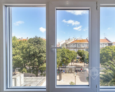 Apartamento T2, remodelado, no centro de Benfica