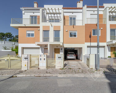 Moradia T3, com garagem e próximo da praia, na Charneca da Caparica