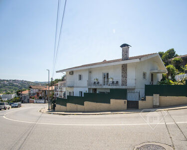 Moradia isolada T4, com piscina, quintal e vistas Rio, em Gondomar