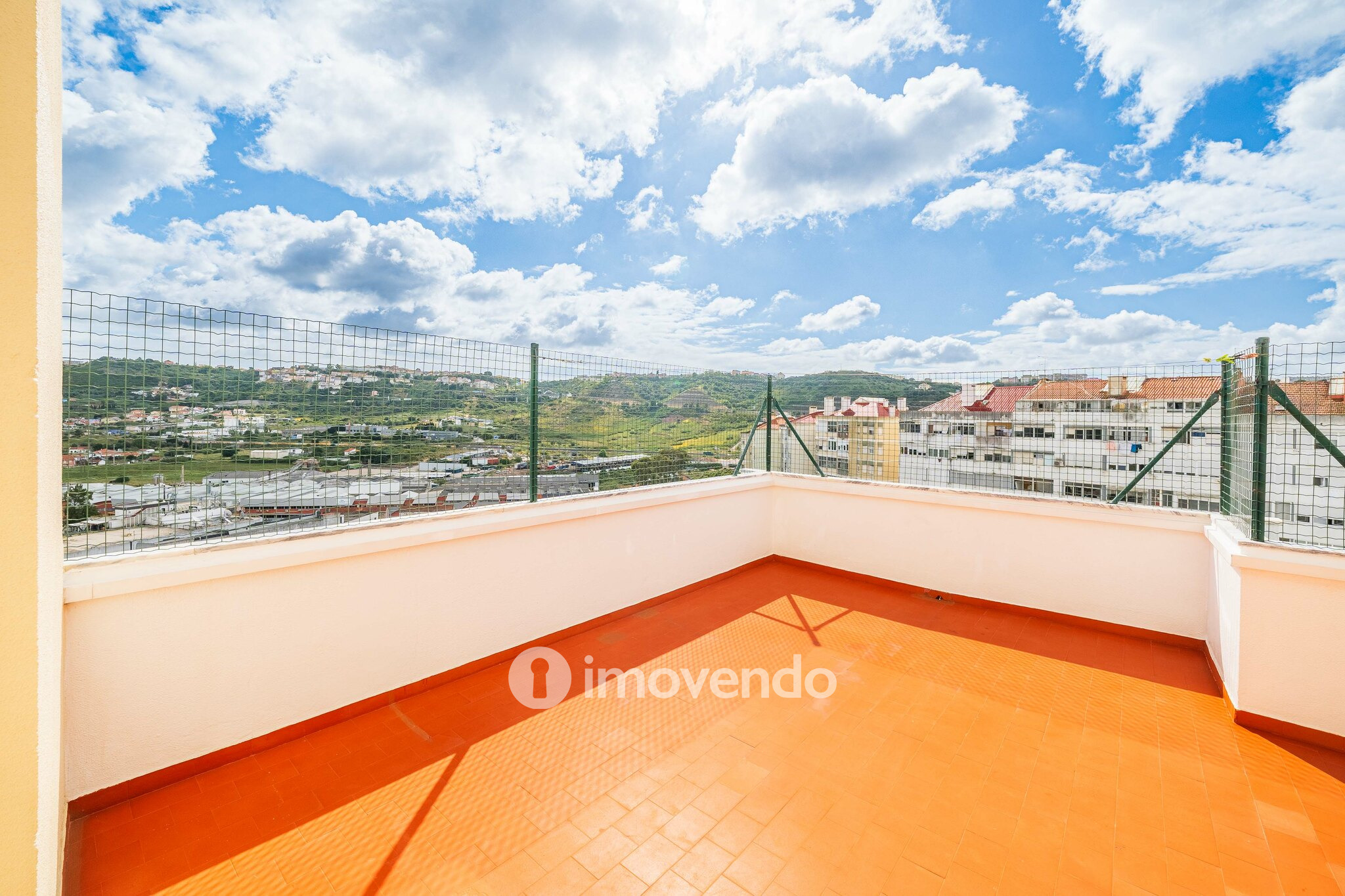 Apartamento T2 com terraço enorme, na Póvoa de Santo Adrião