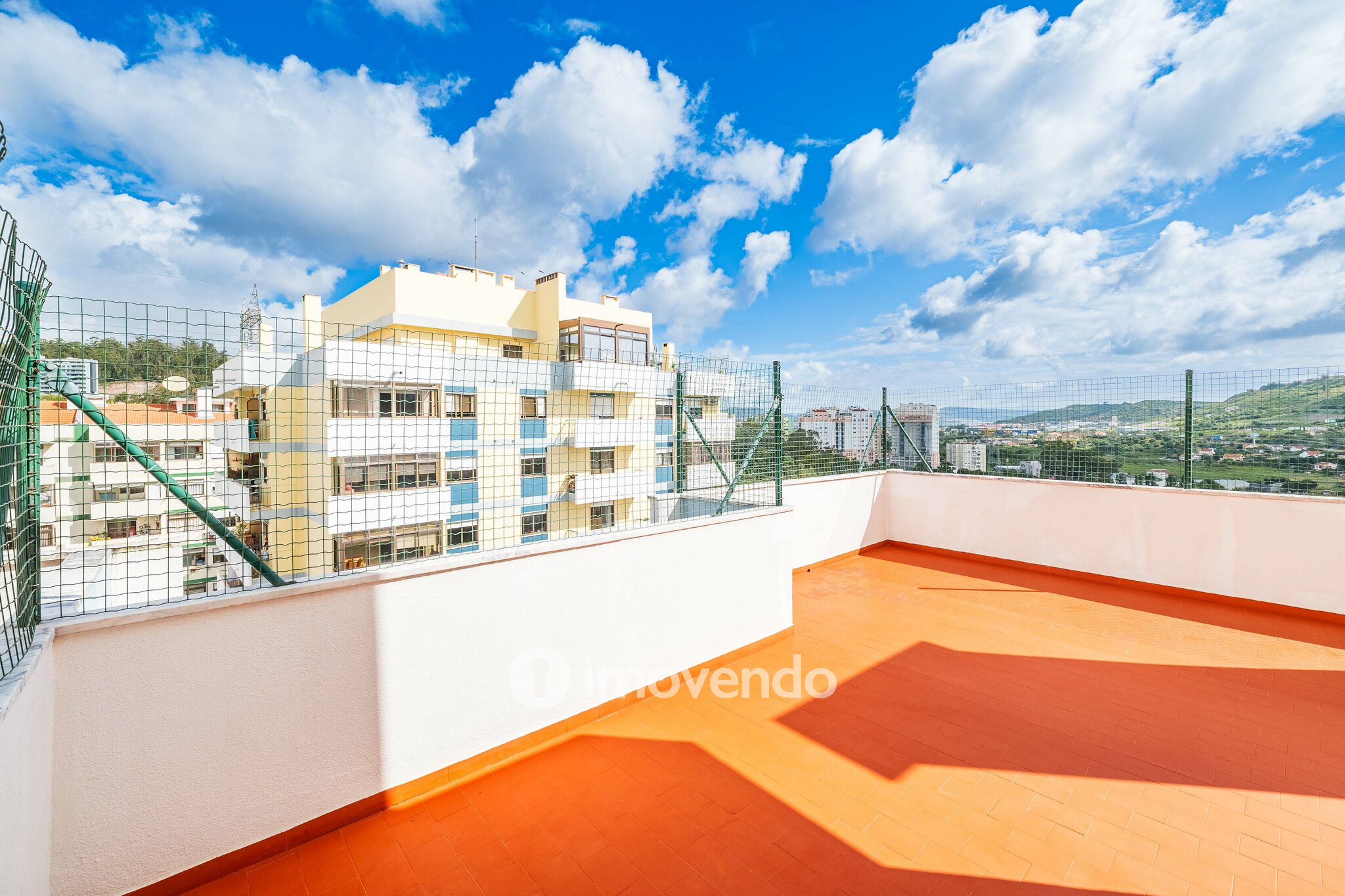 Apartamento T2 com terraço enorme, na Póvoa de Santo Adrião